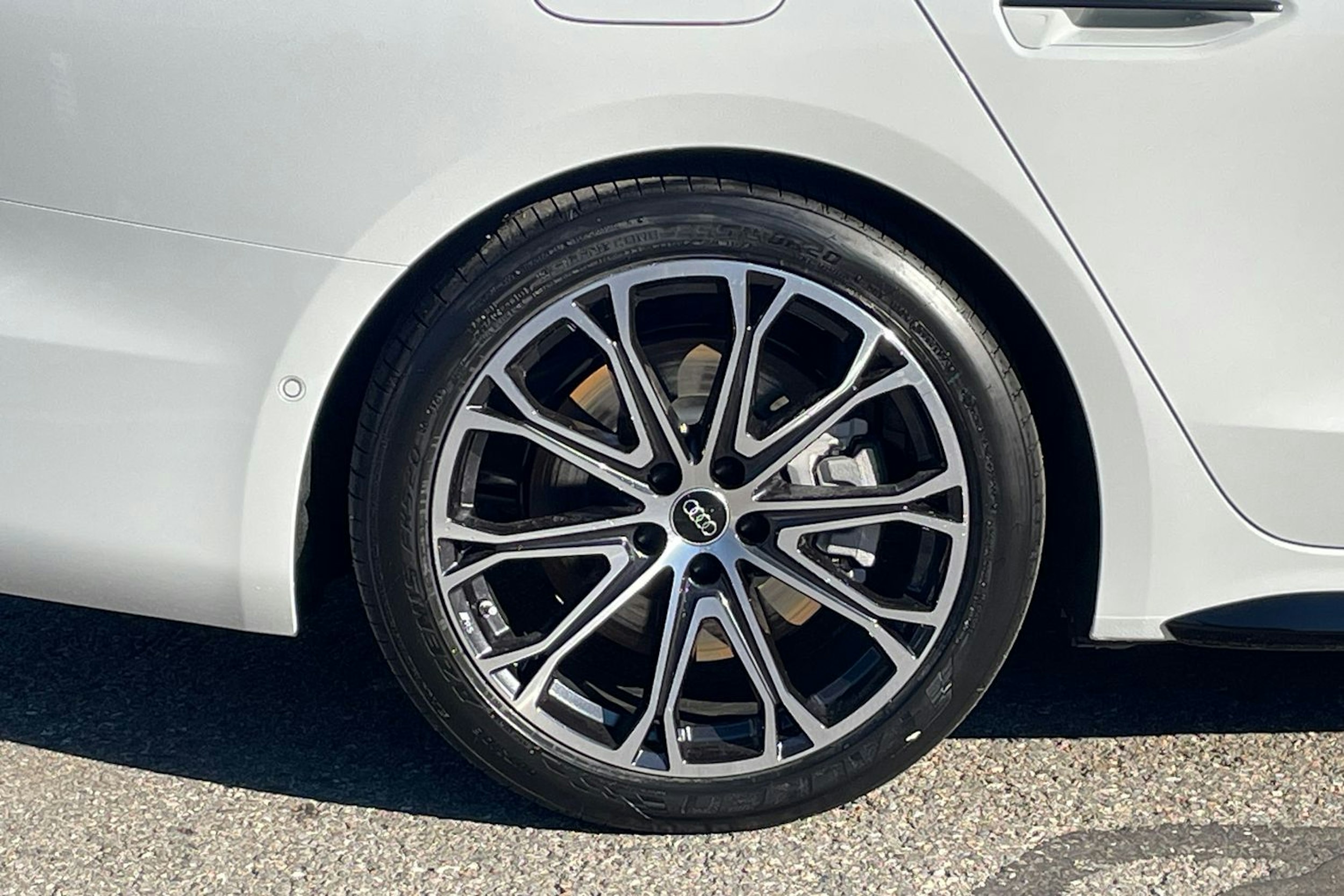 valkoinen Audi A6 2025 kuva 10.