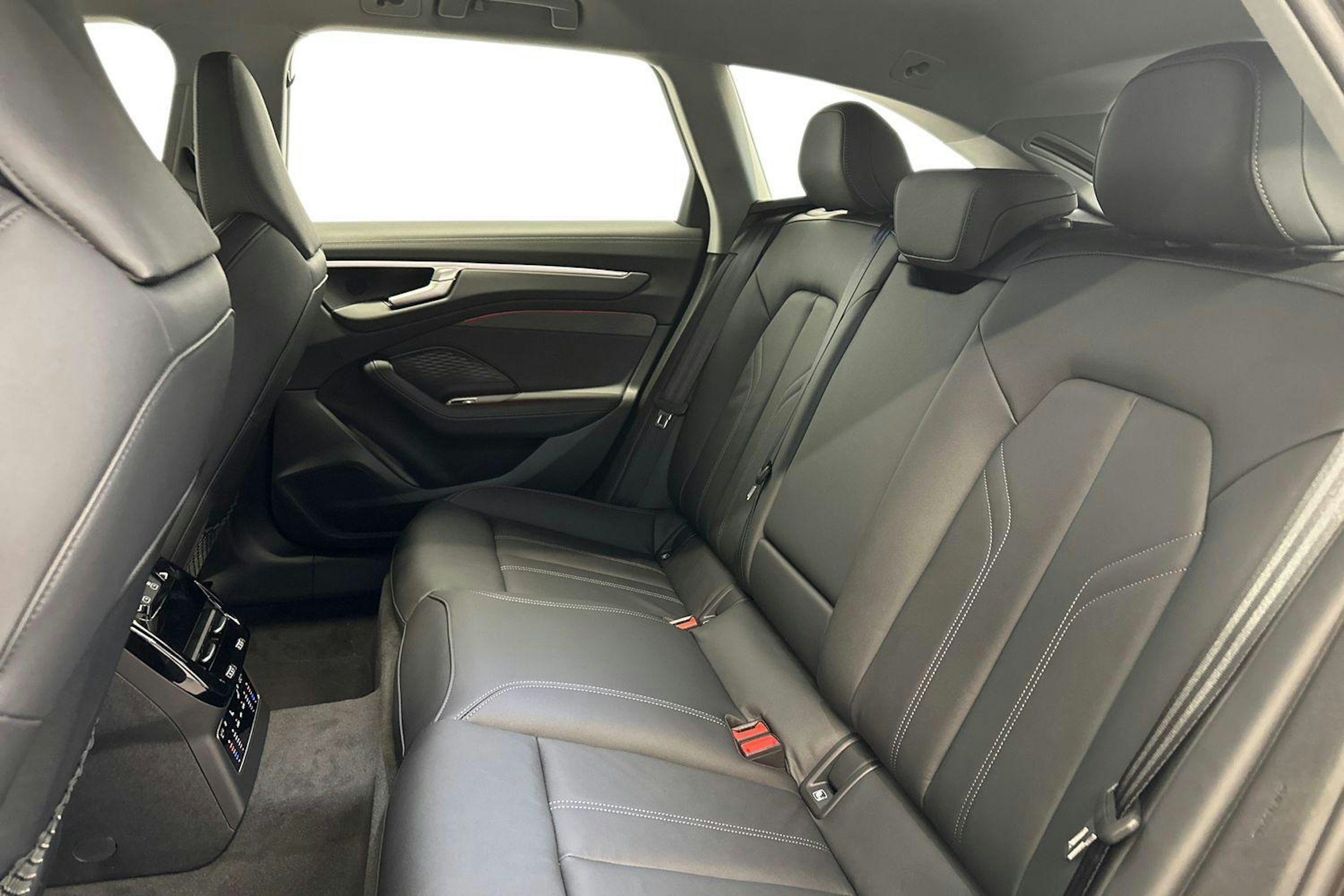 grenadine punainen Audi A6 2025 kuva 4.