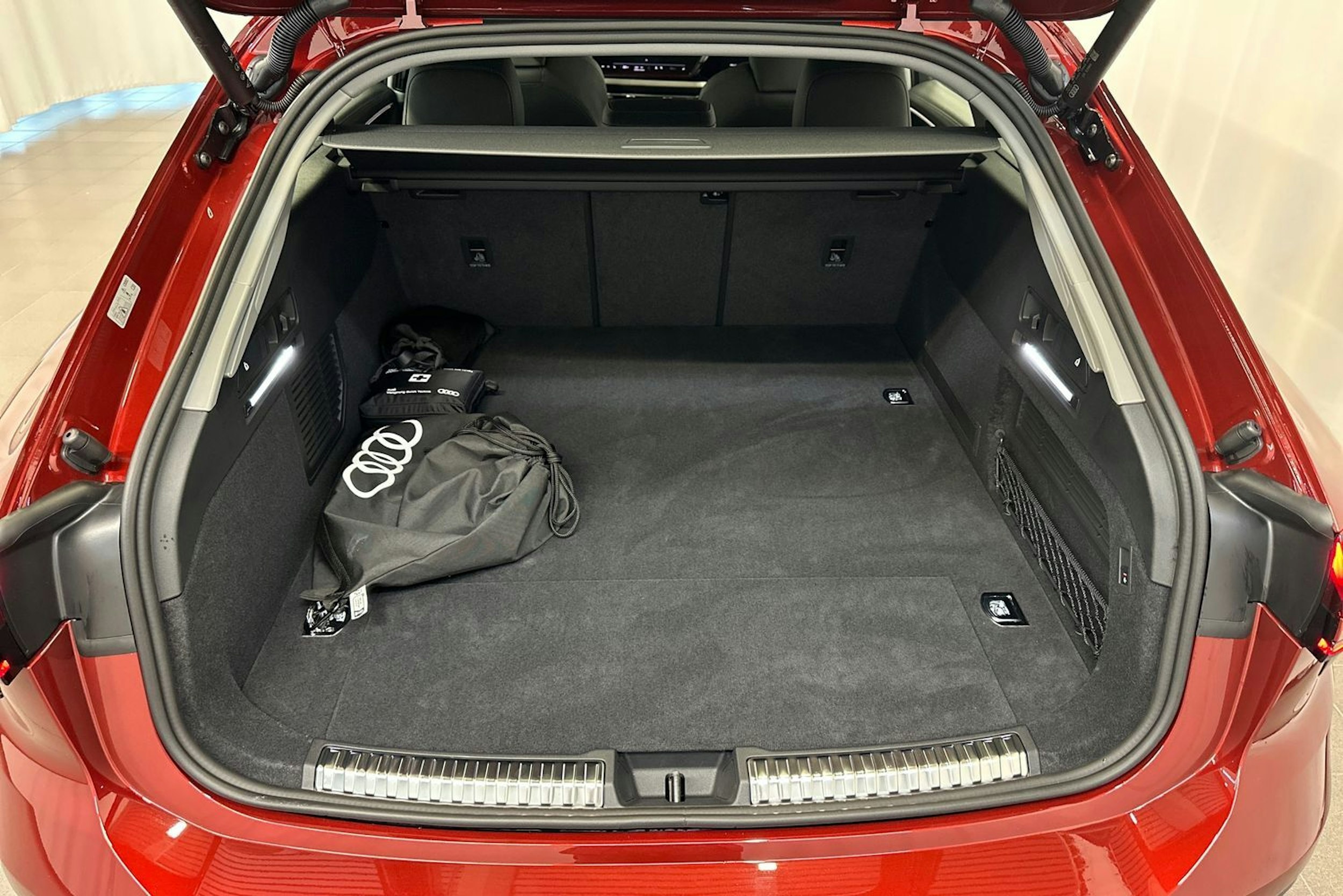 grenadine punainen Audi A6 2025 kuva 5.