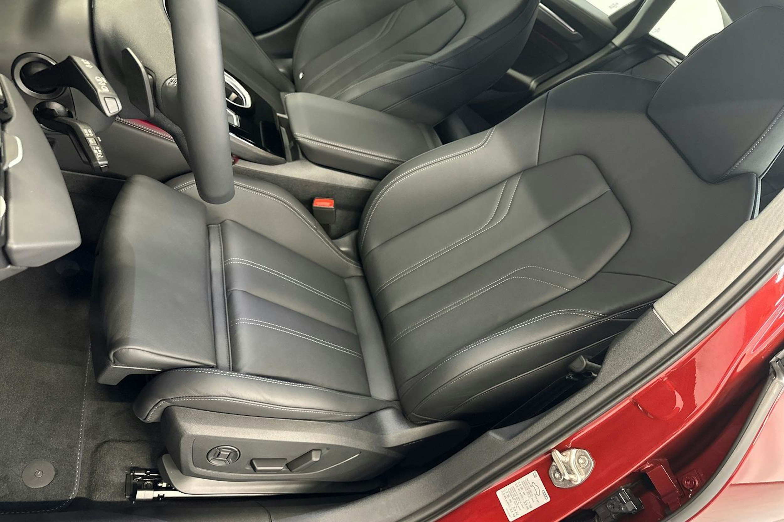 grenadine punainen Audi A6 2025 kuva 7.