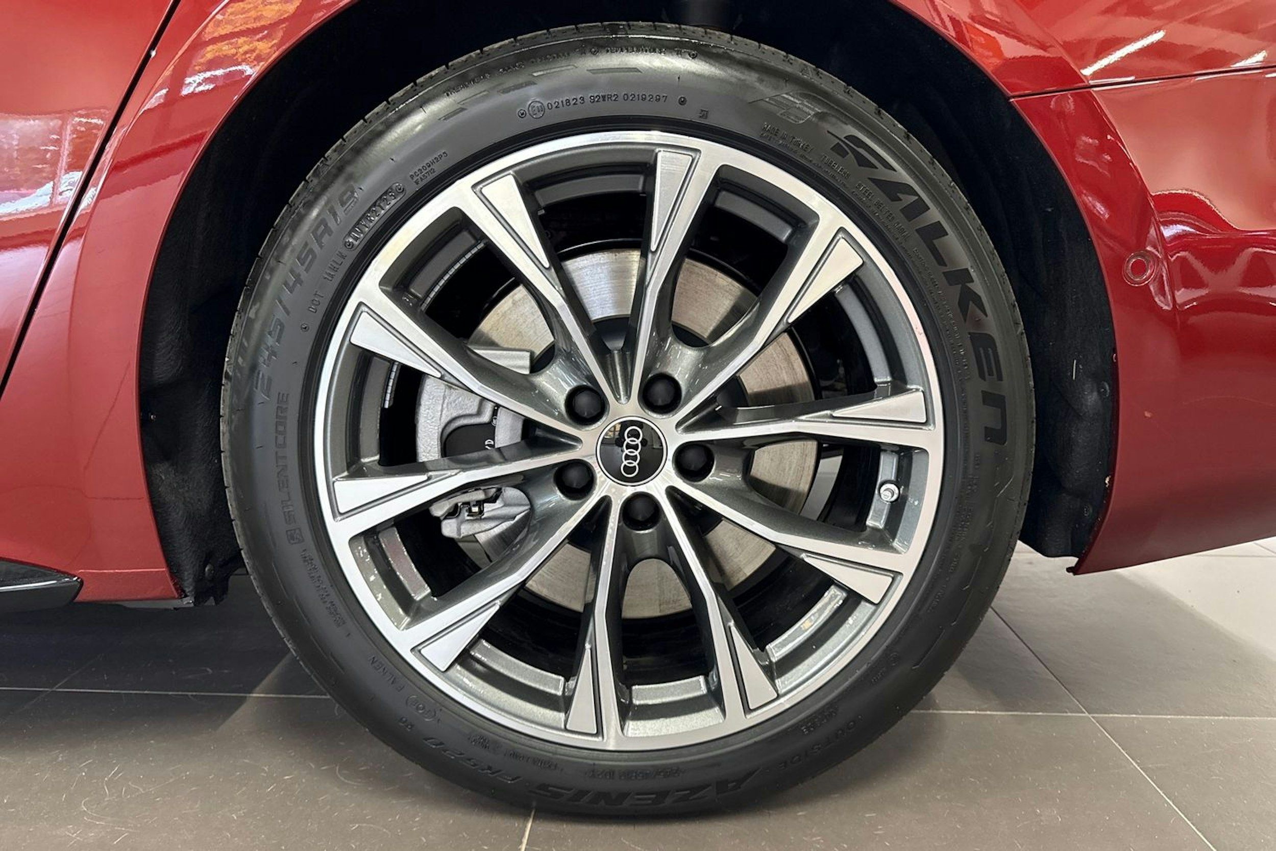 met. punainen Audi A6 2025 kuva 10.