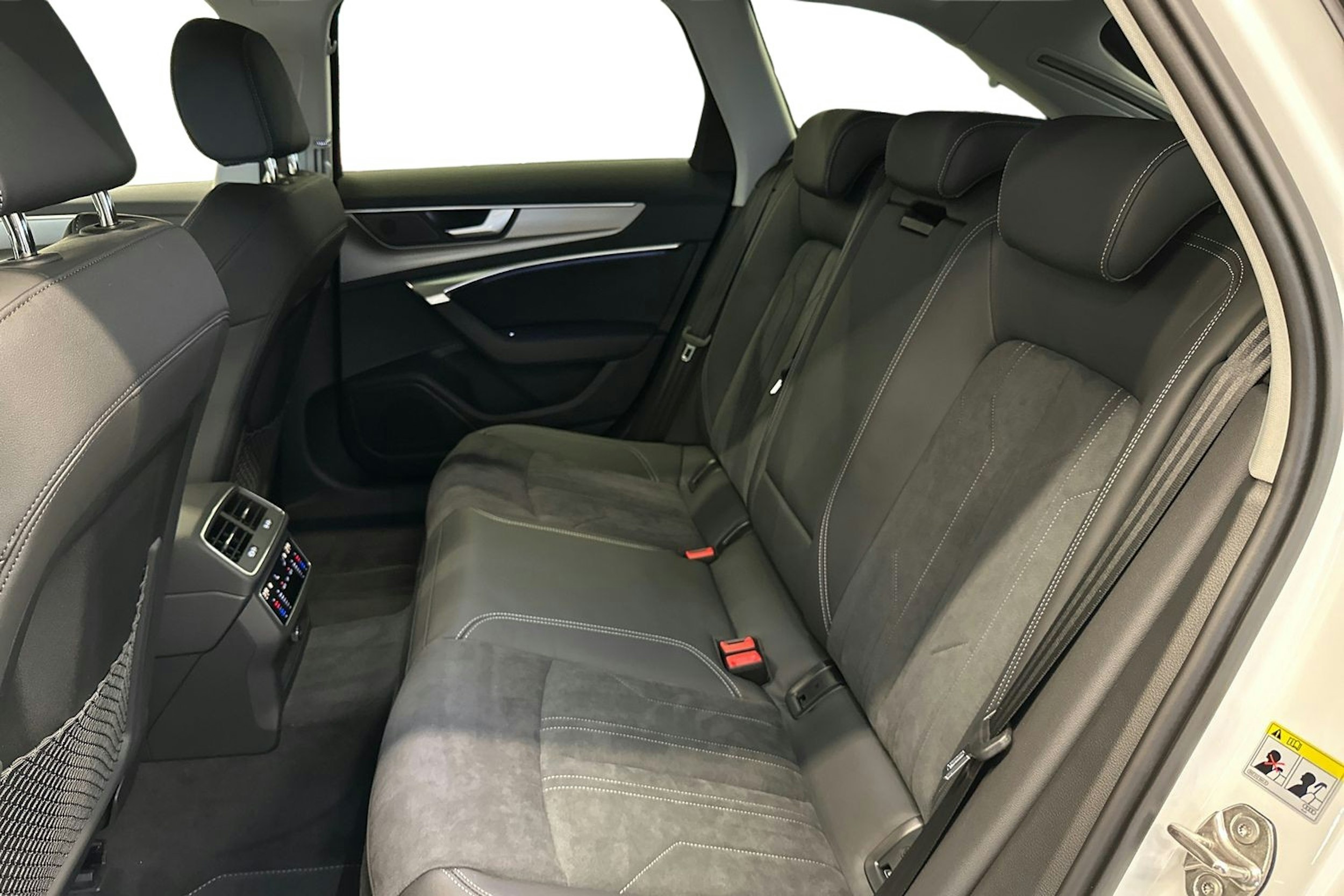 valkoinen Audi A6 2025 kuva 8.