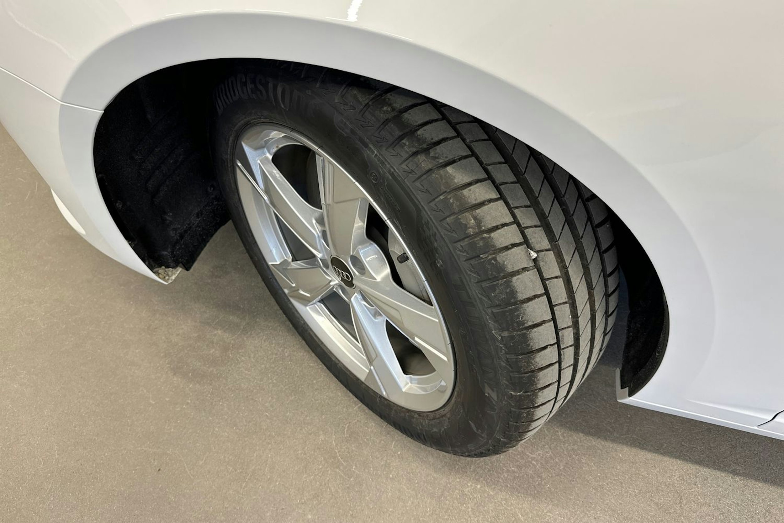 valkoinen Audi A6 2025 kuva 10.