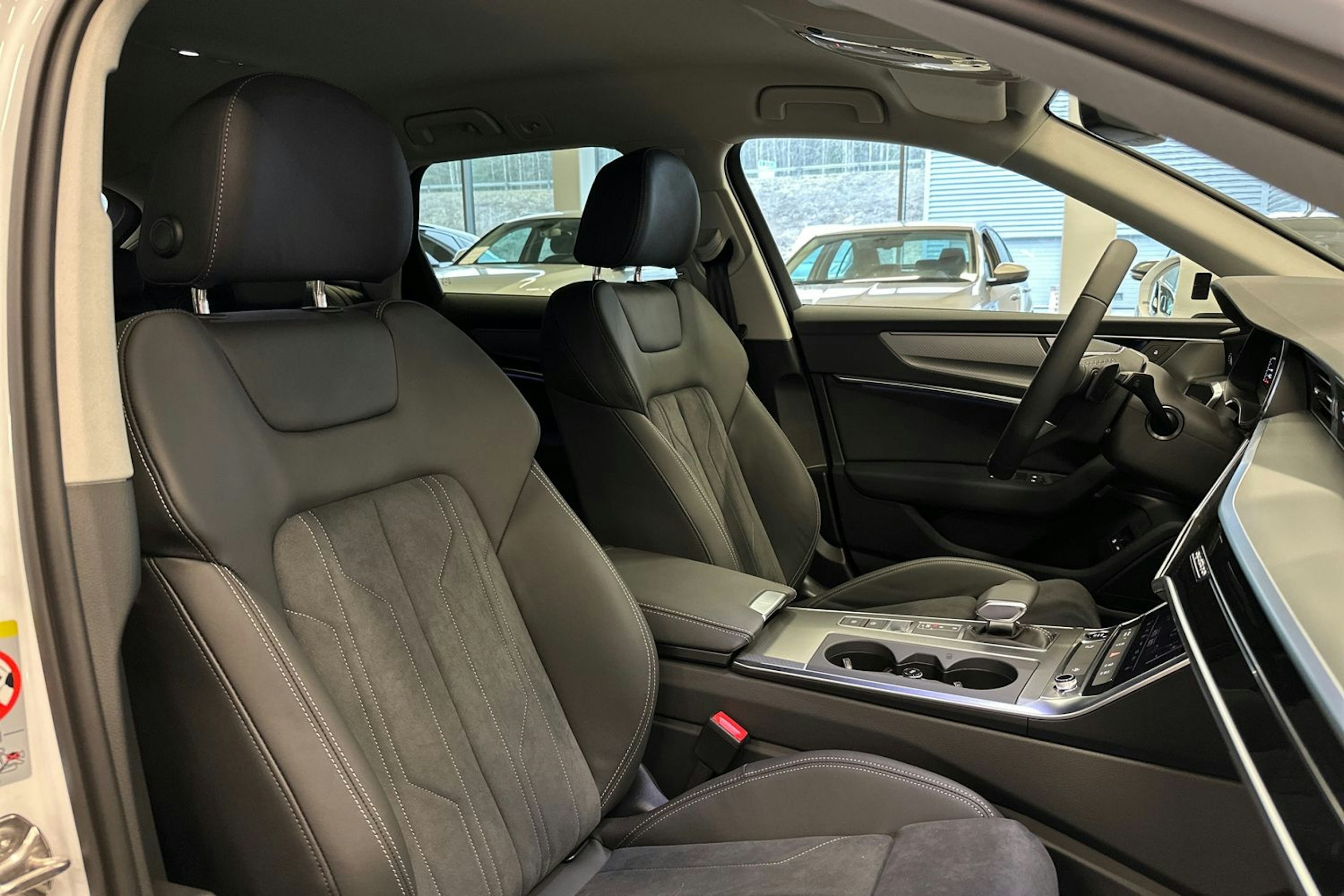 valkoinen Audi A6 2025 kuva 14.