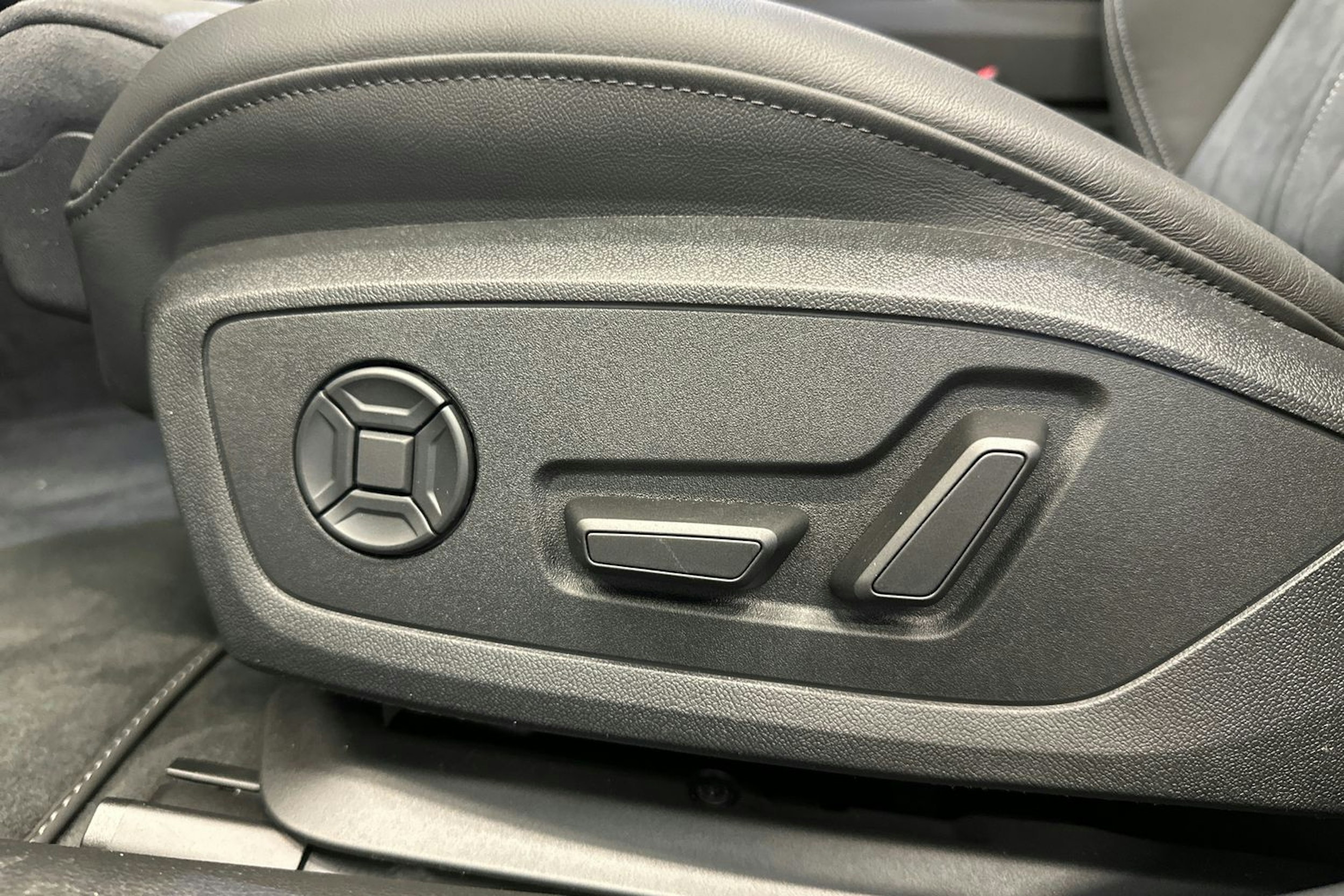 valkoinen Audi A6 2025 kuva 15.