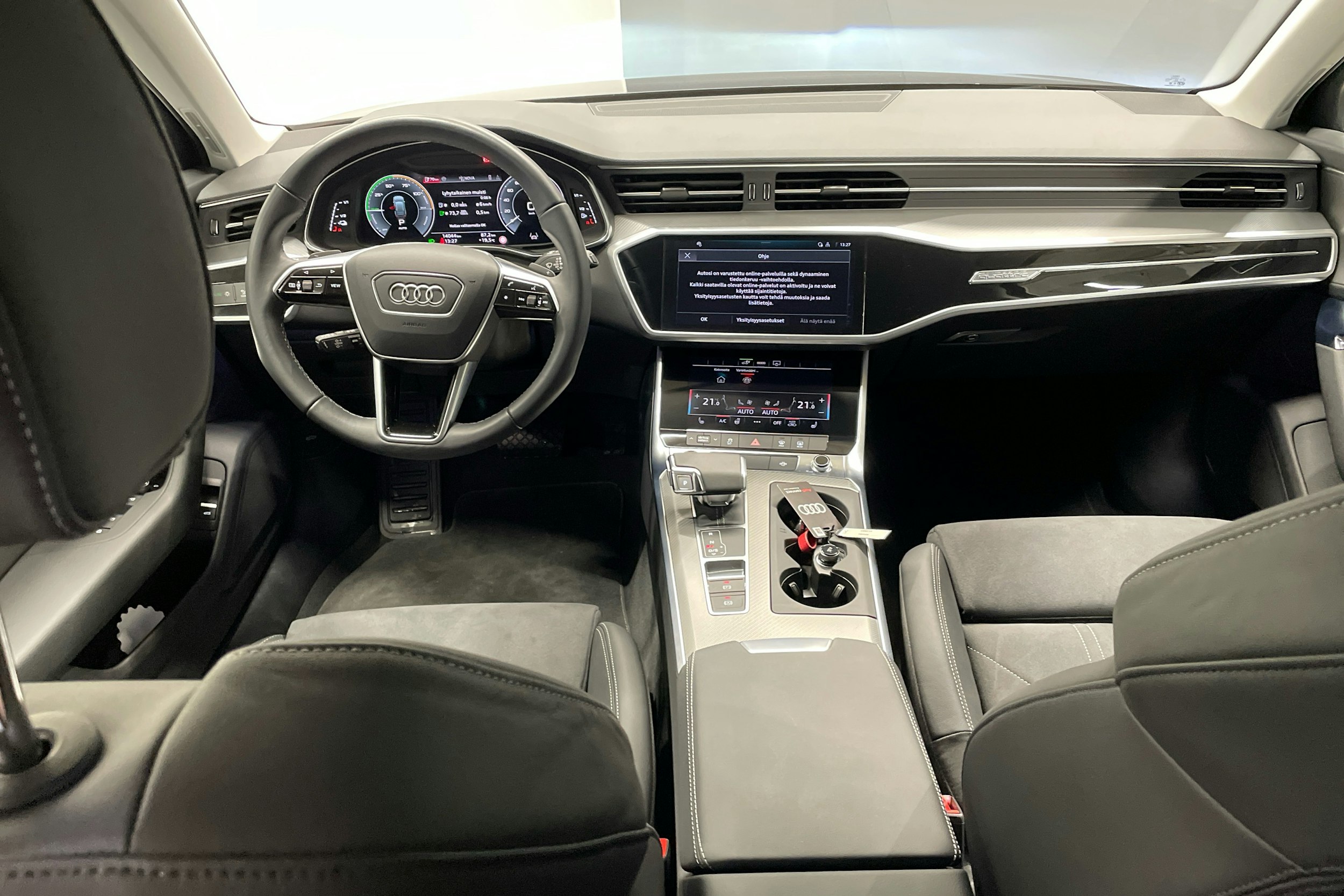 sininen Audi A6 2025 kuva 7.