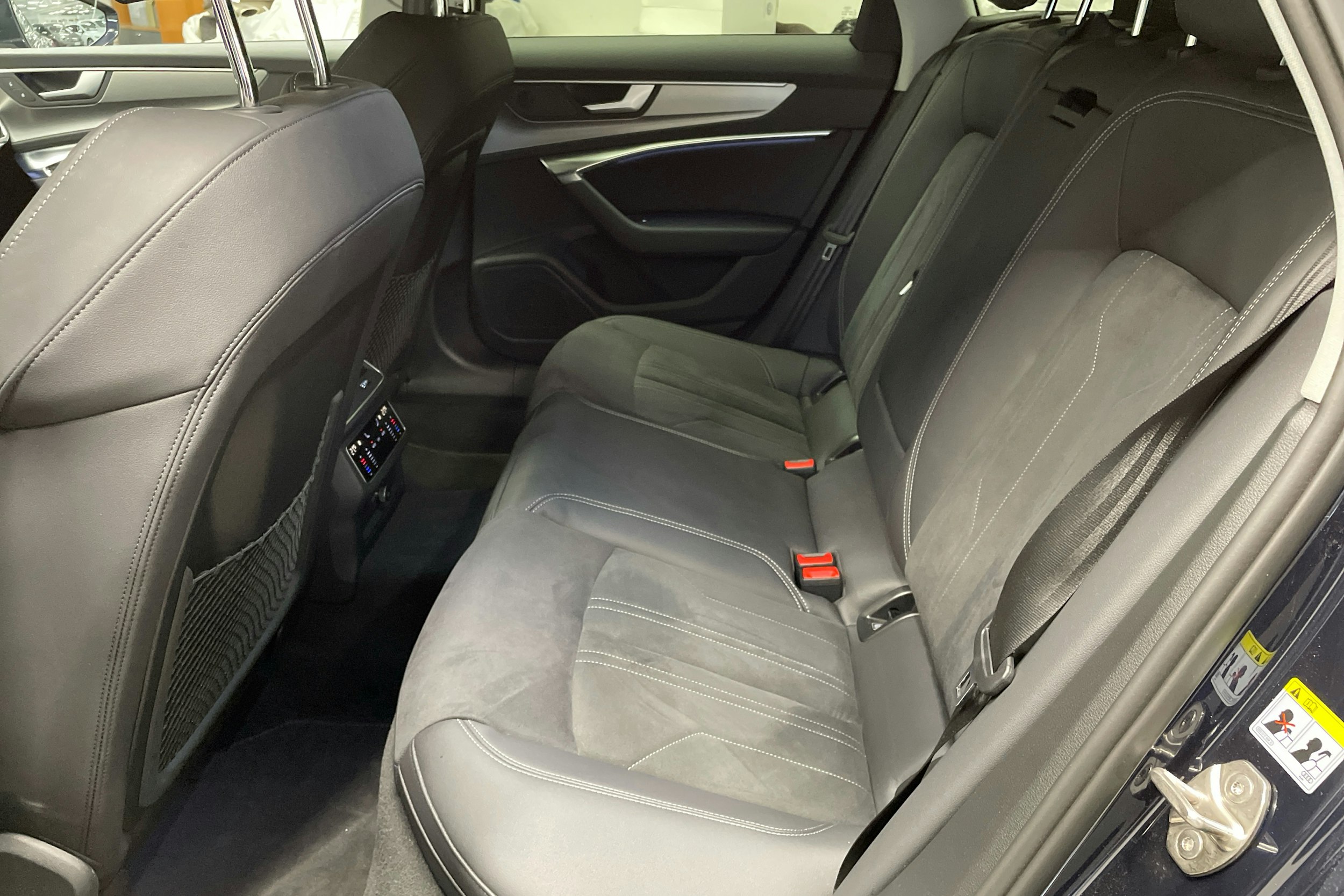 sininen Audi A6 2025 kuva 8.
