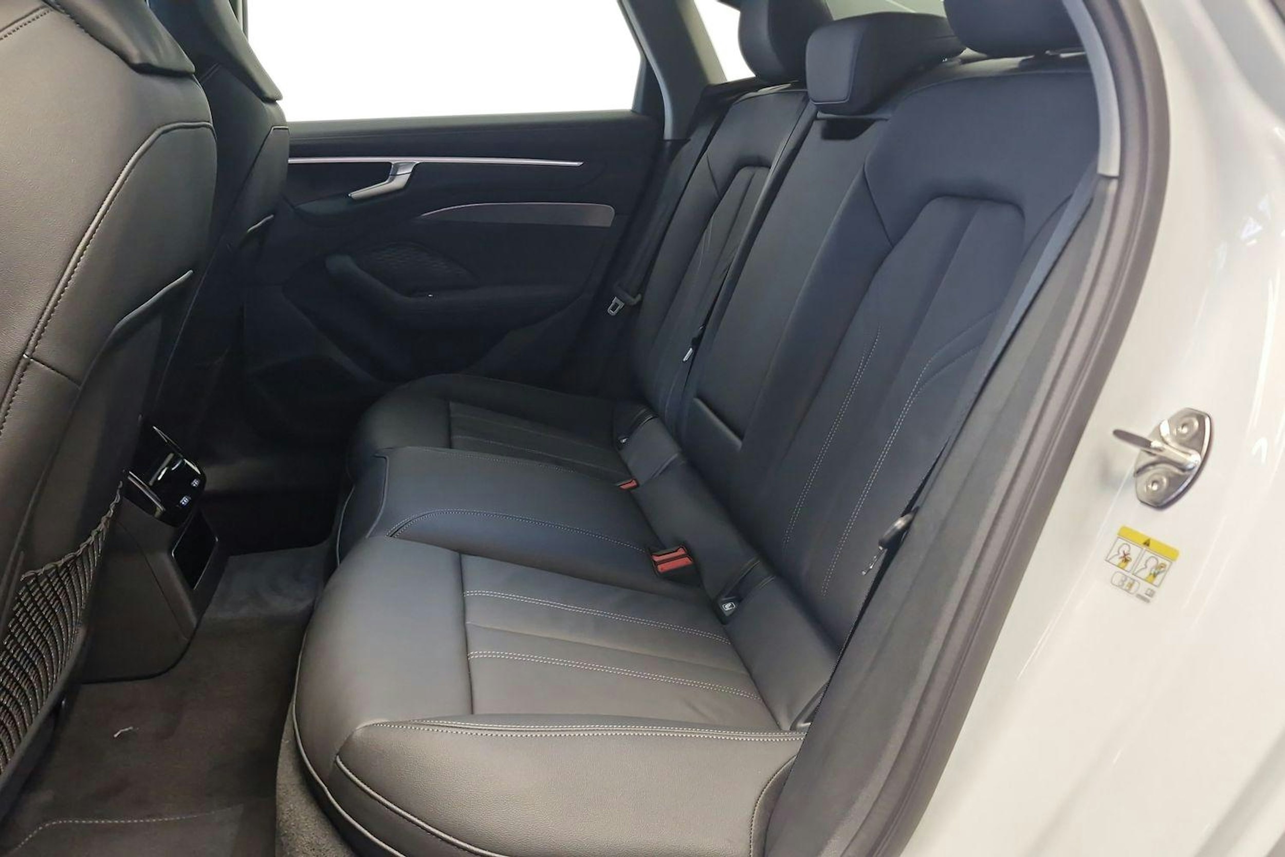 jäätikön valkoinen Audi A6 2025 kuva 4.
