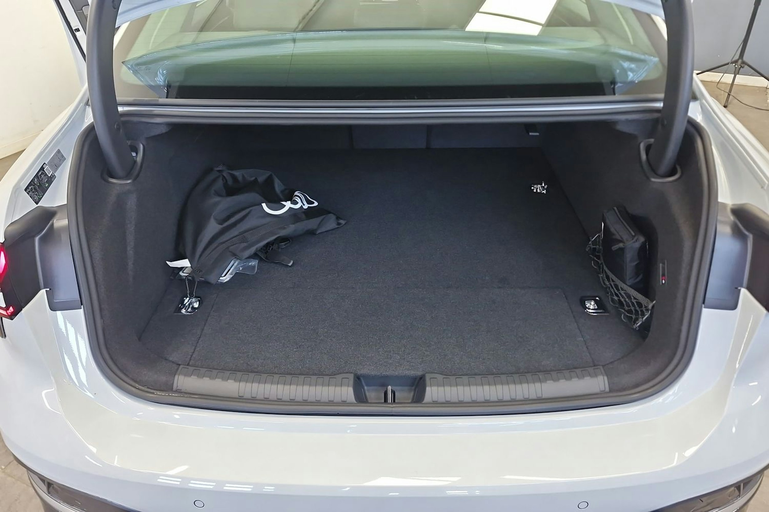 jäätikön valkoinen Audi A6 2025 kuva 5.