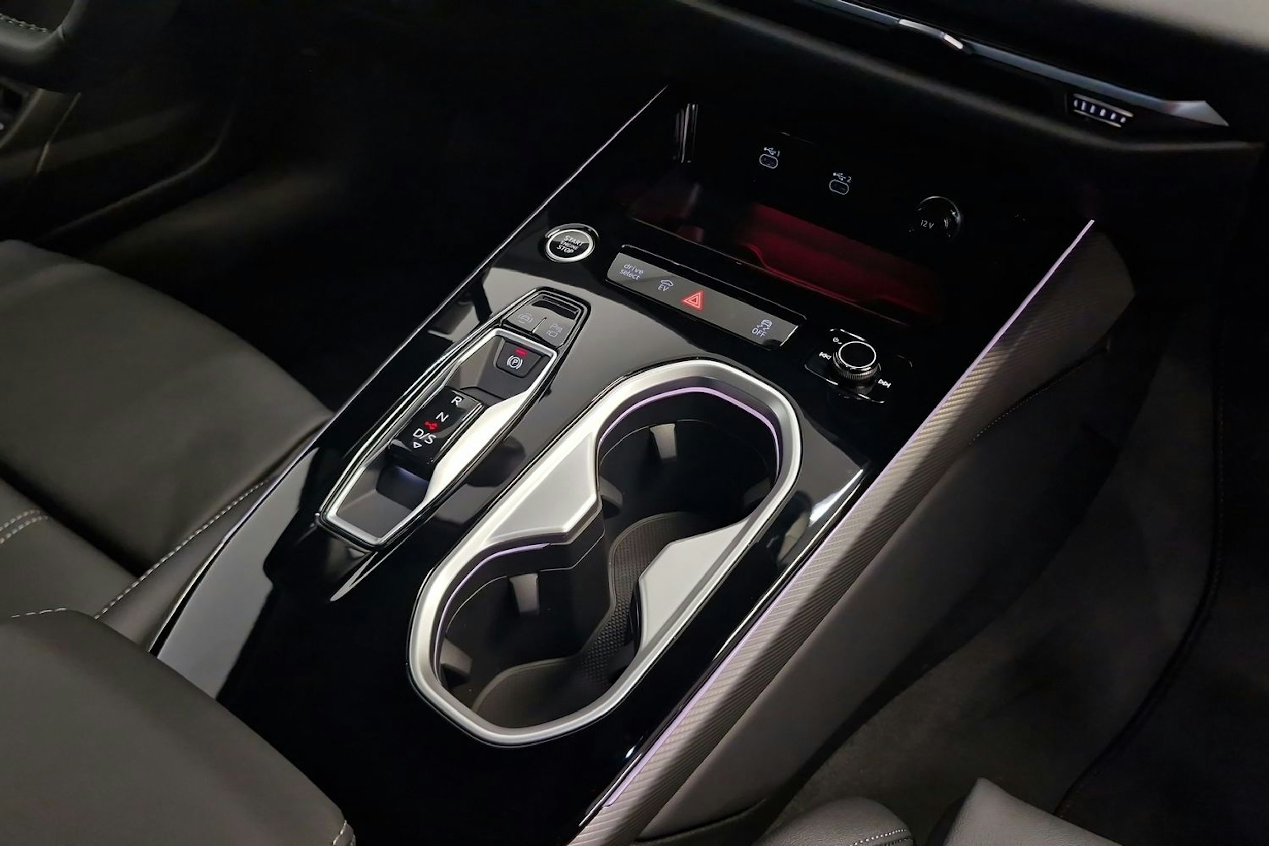 jäätikön valkoinen Audi A6 2025 kuva 8.