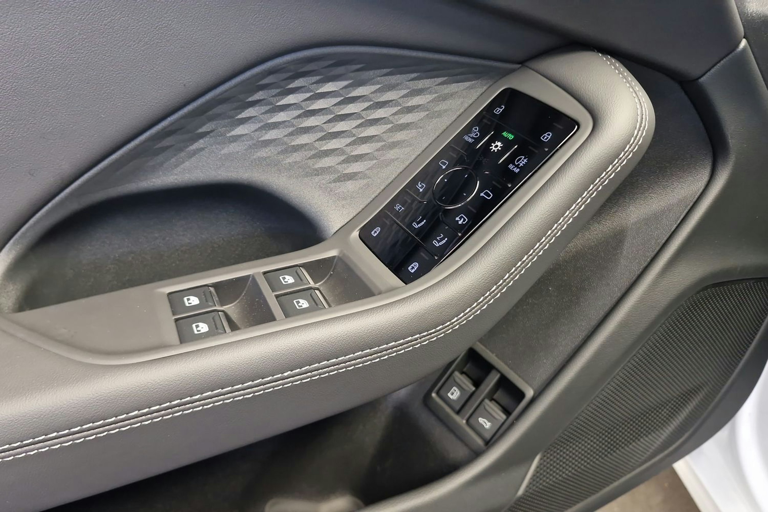 jäätikön valkoinen Audi A6 2025 kuva 10.