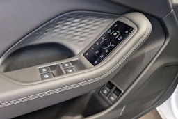 jäätikön valkoinen Audi A6 2025 kuva 10.