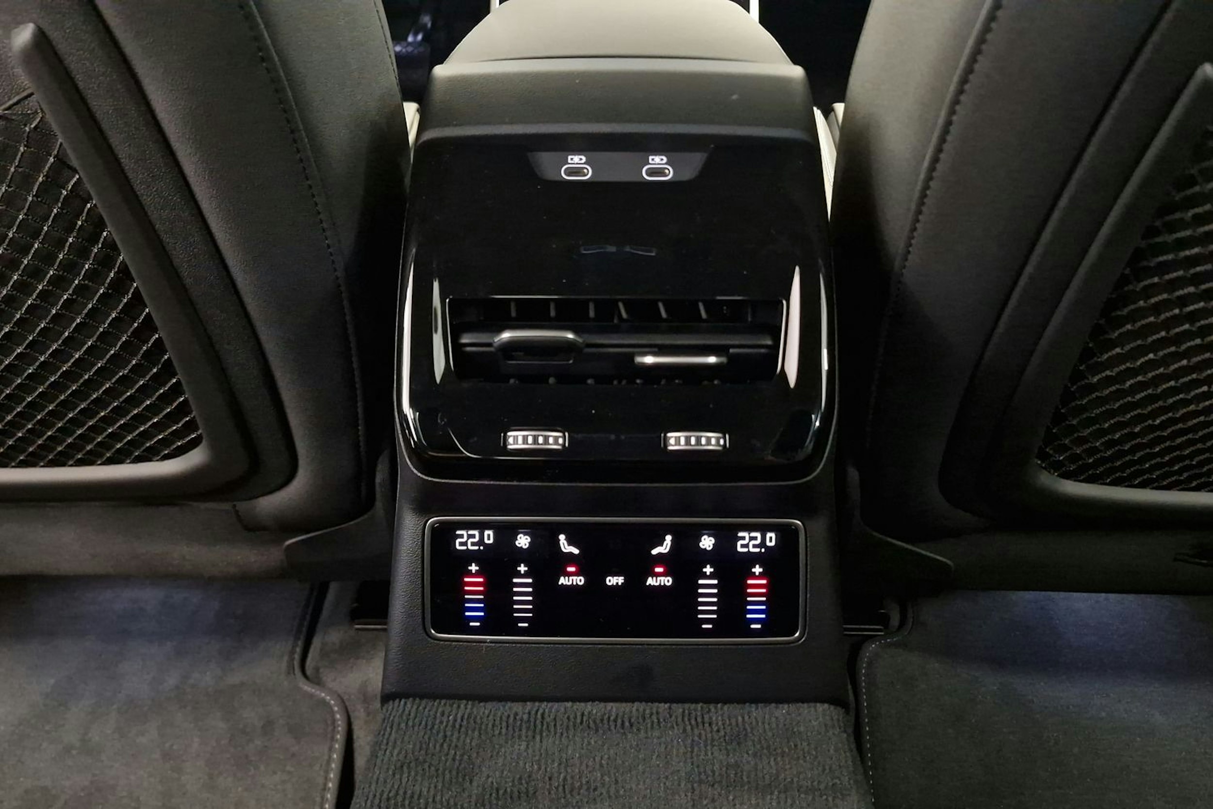 jäätikön valkoinen Audi A6 2025 kuva 11.