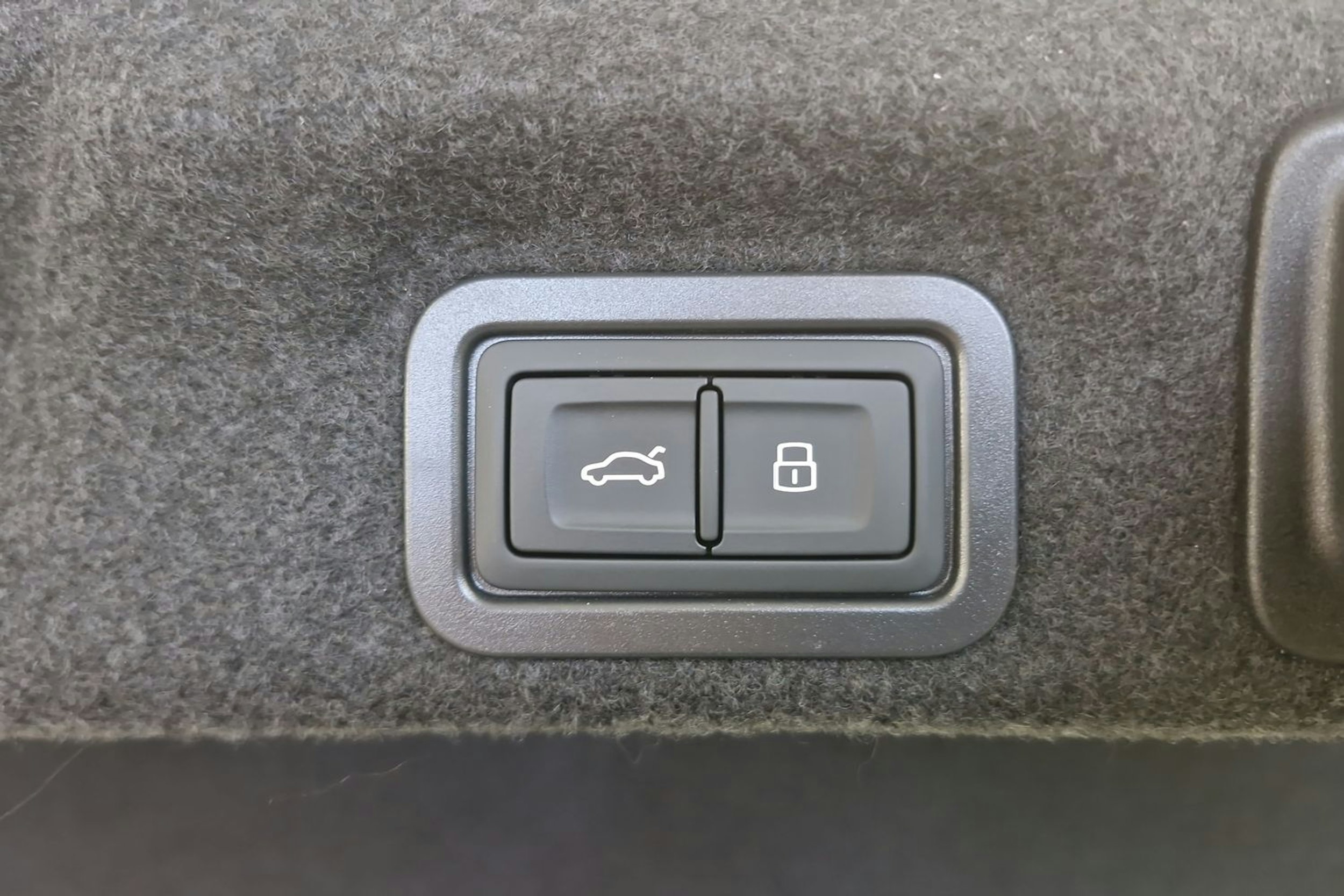 jäätikön valkoinen Audi A6 2025 kuva 13.