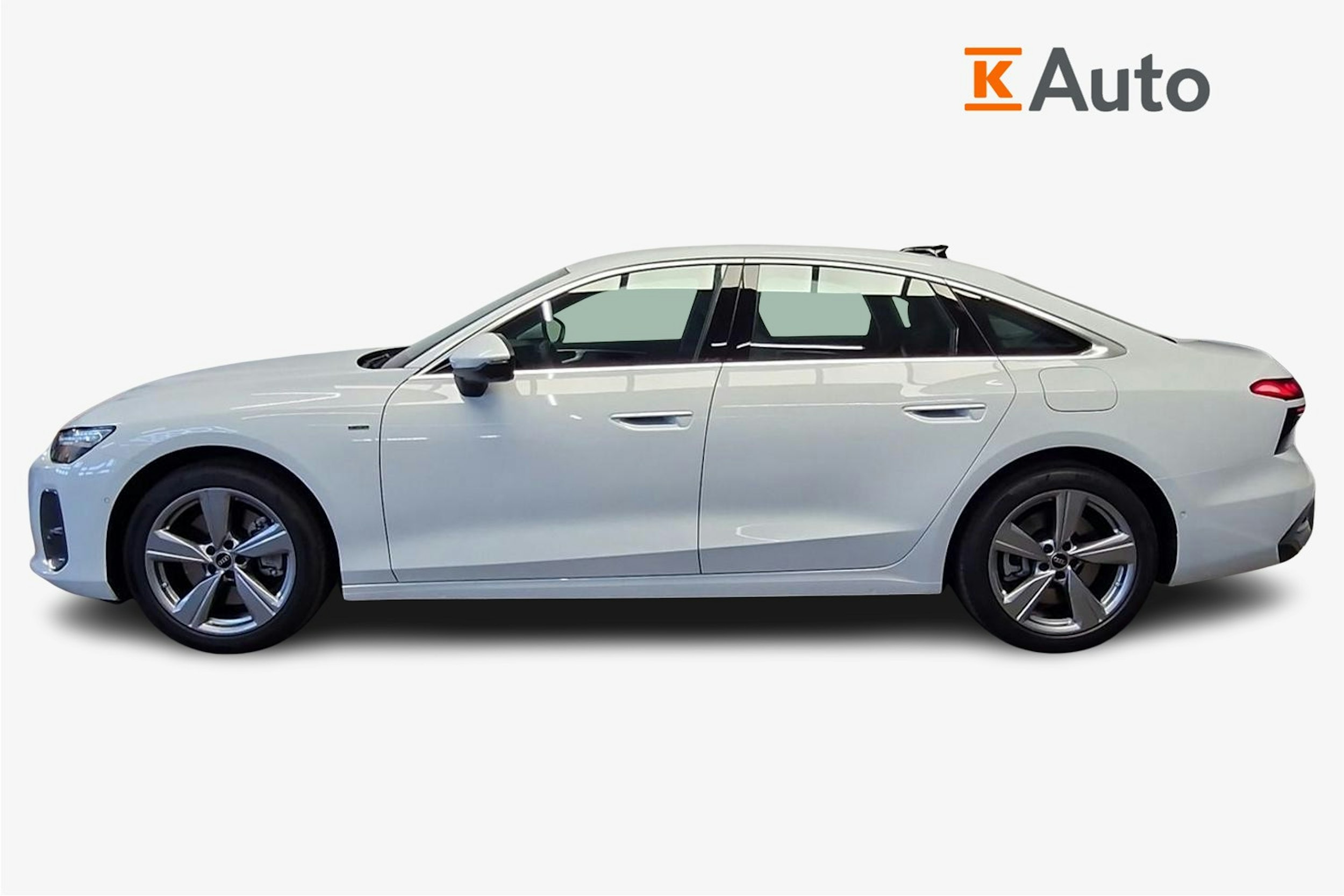 jäätikön valkoinen Audi A6 2025 kuva 16.