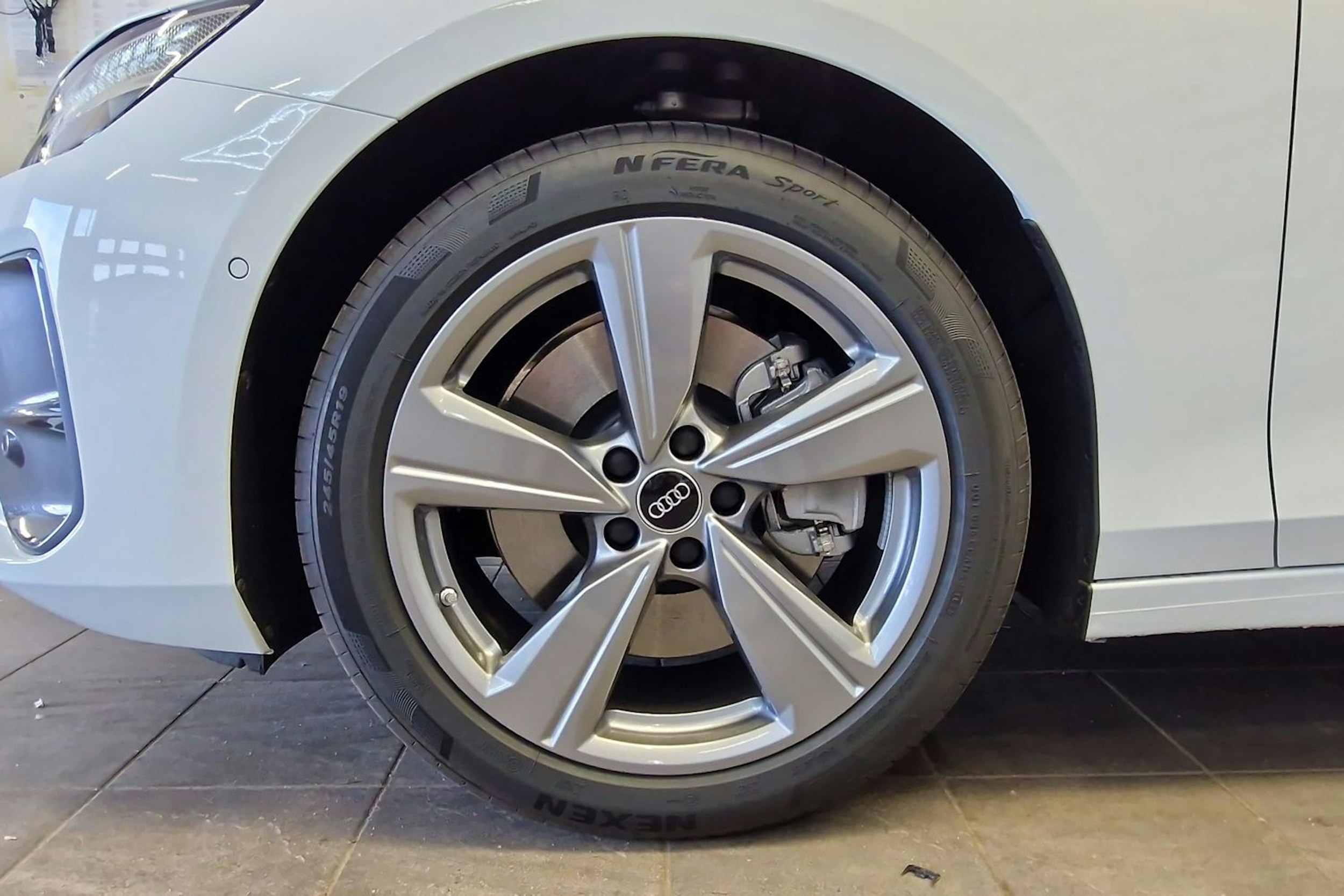 jäätikön valkoinen Audi A6 2025 kuva 17.