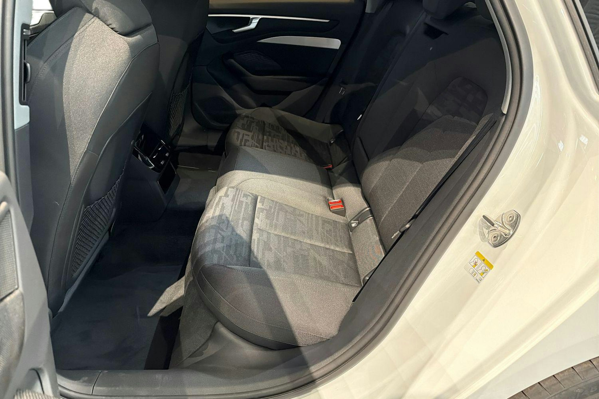 valkoinen Audi A6 2025 kuva 8.