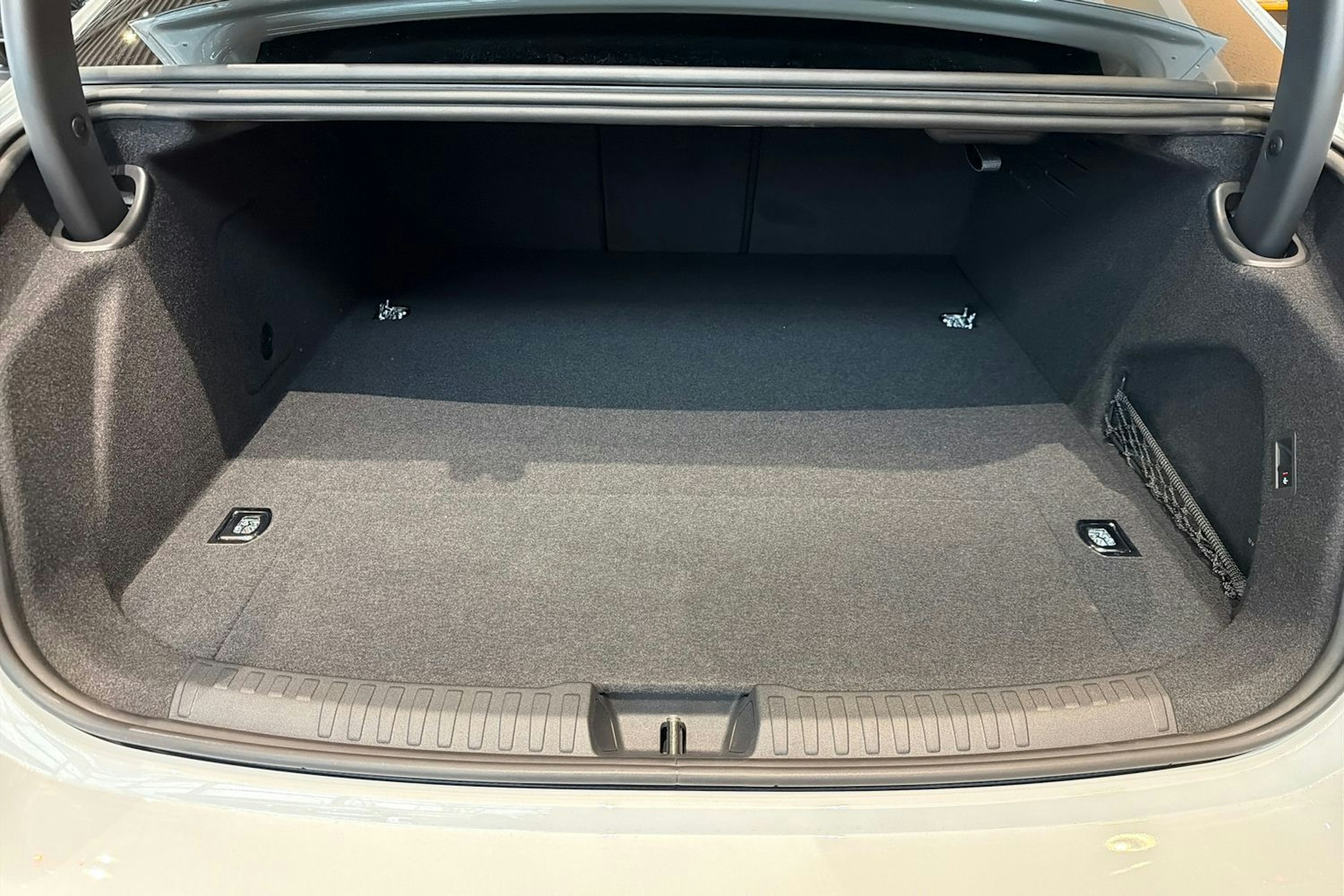 valkoinen Audi A6 2025 kuva 15.