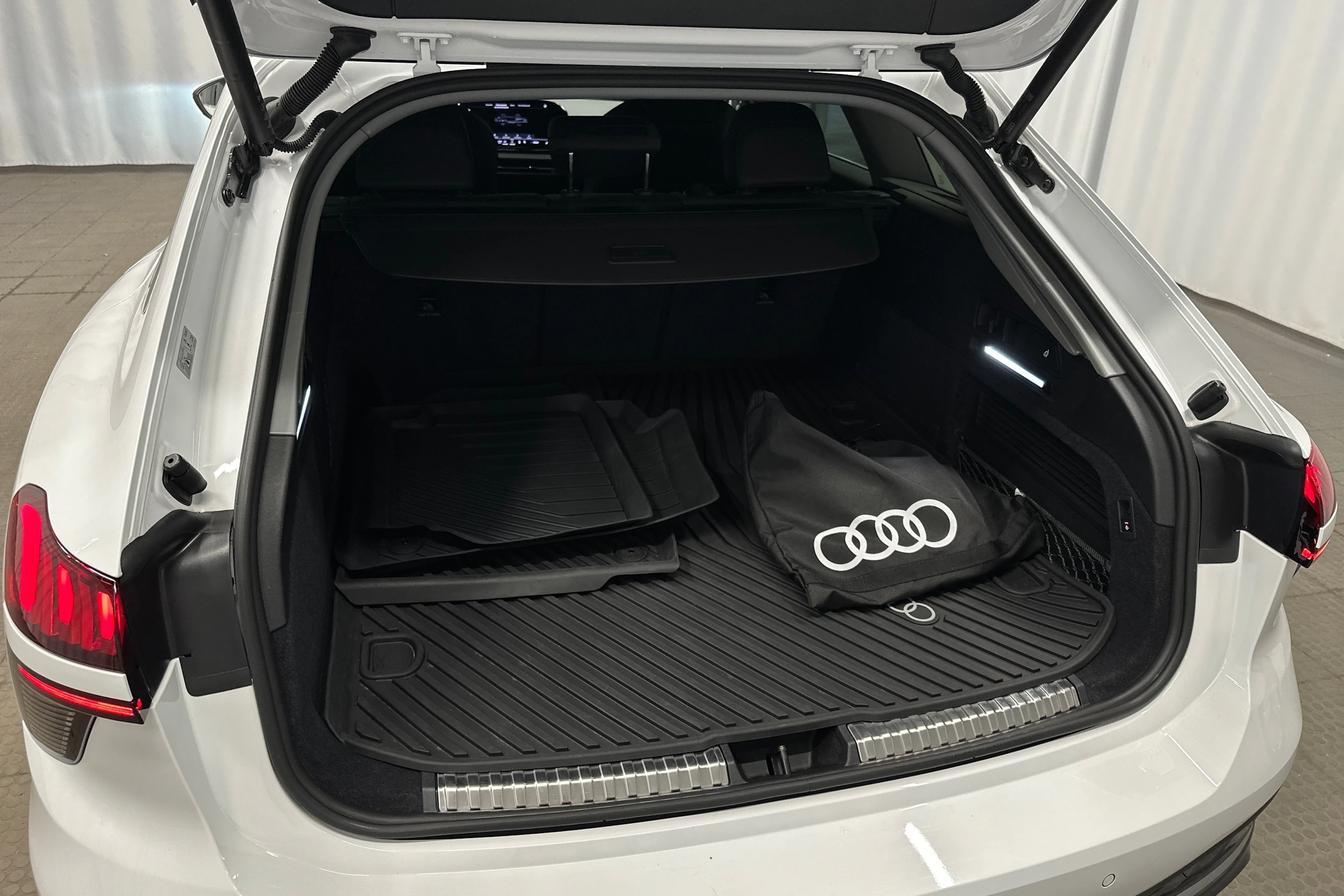 valkoinen Audi A6 2026 kuva 37.