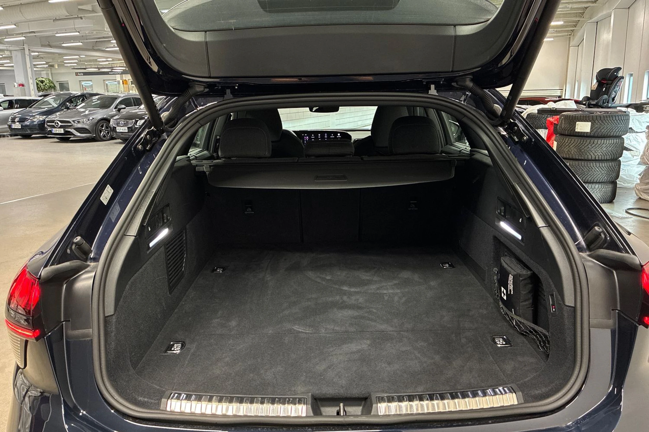 sininen Audi A6 2026 kuva 24.