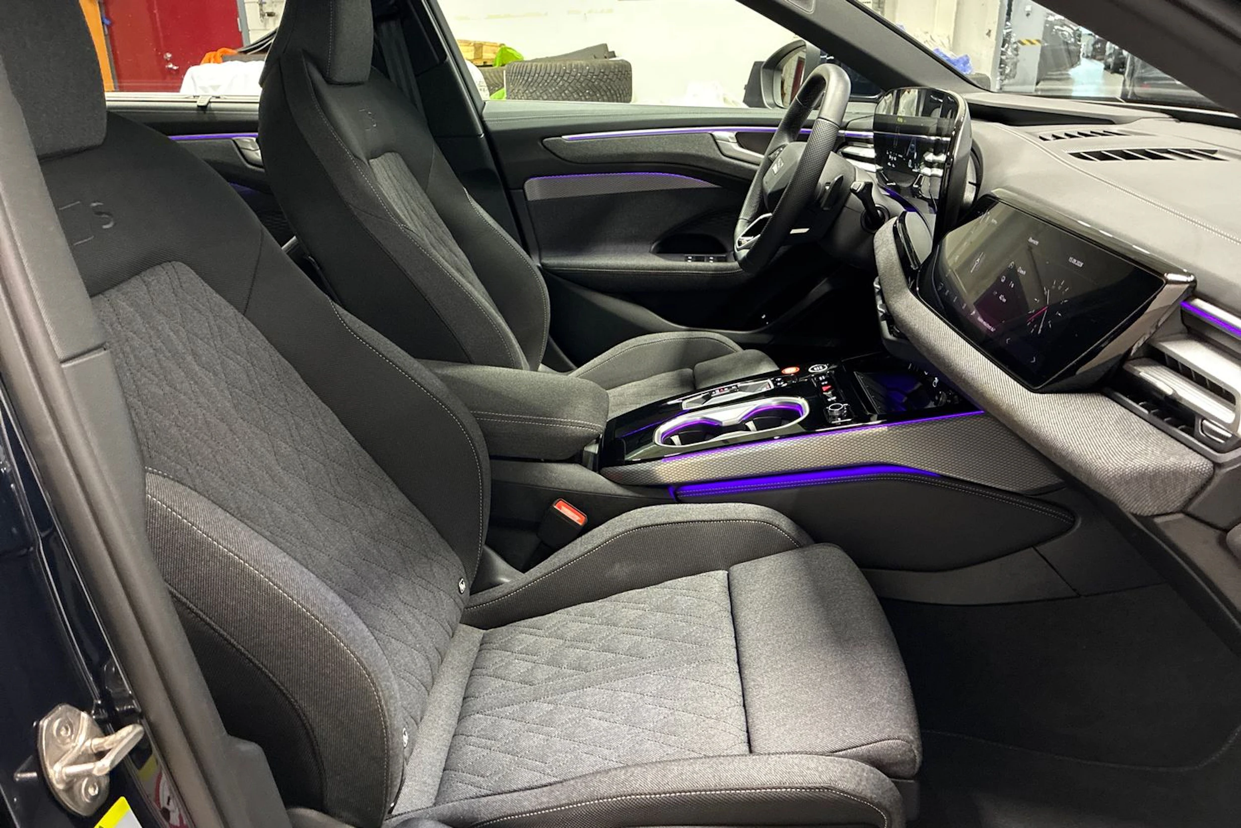 sininen Audi A6 2026 kuva 28.