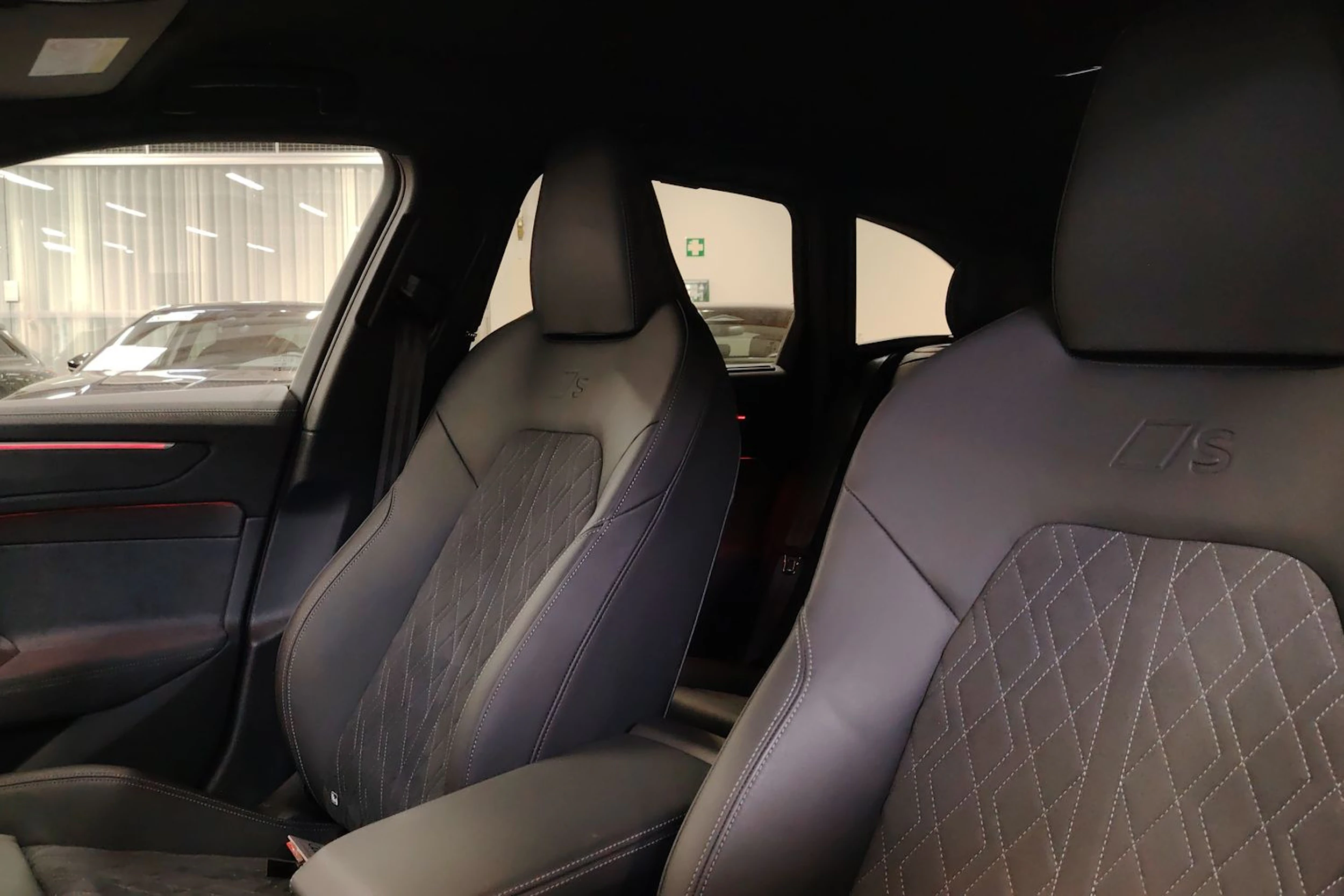 met. harmaa Audi A6 2026 kuva 33.