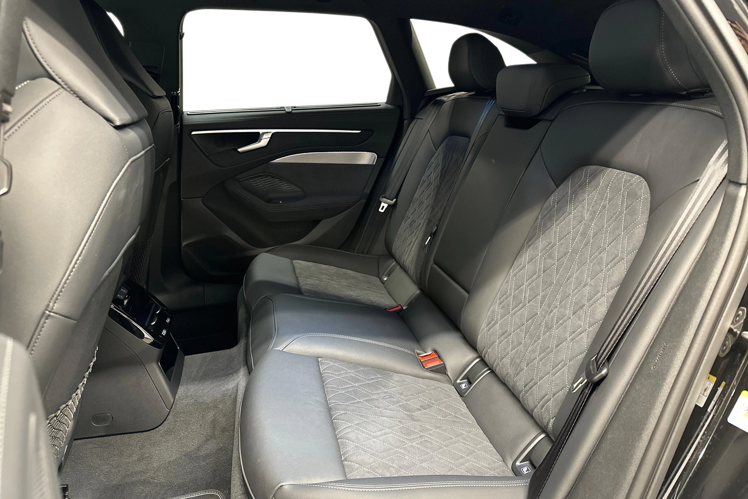 musta Audi A6 2026 kuva 8.