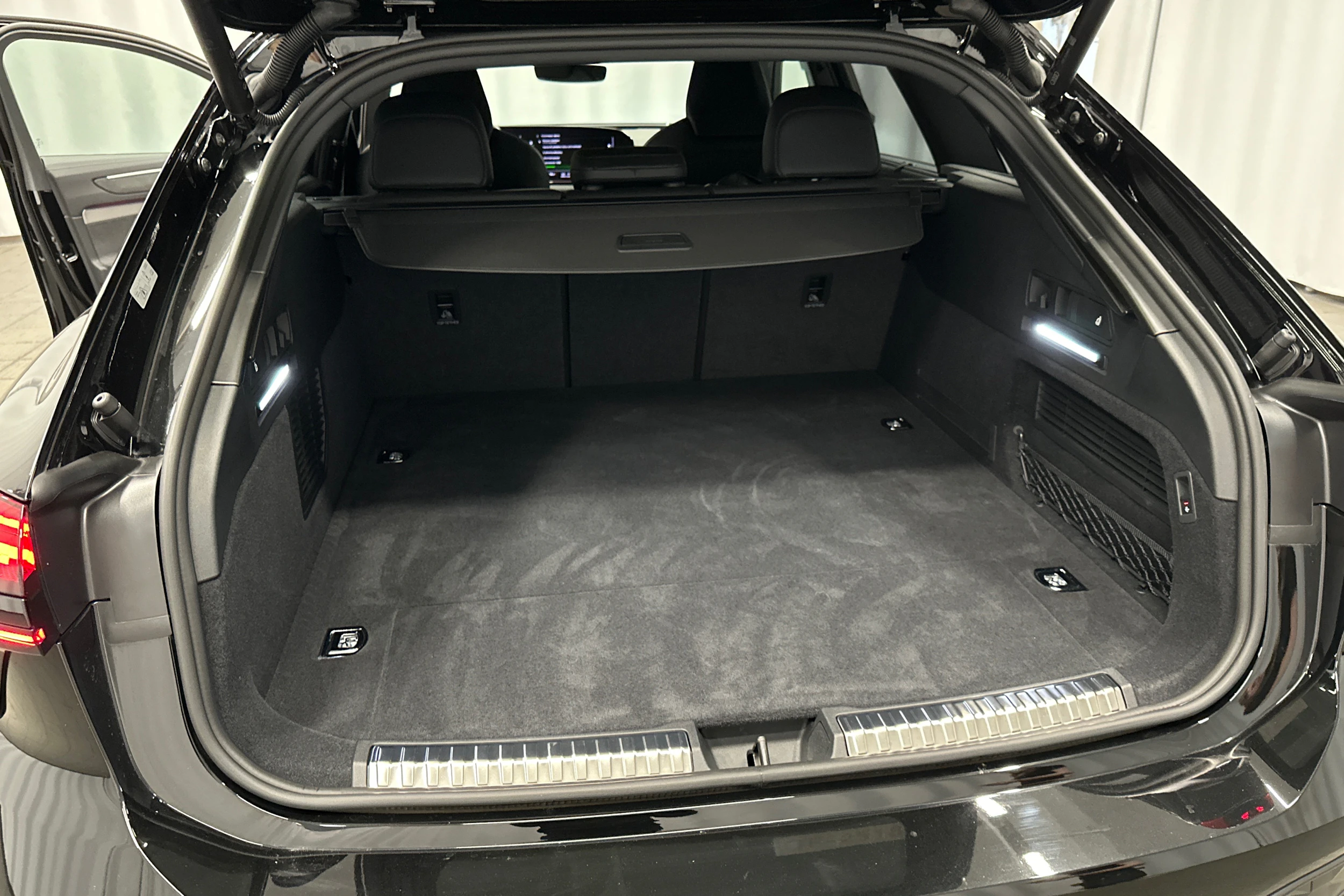 musta Audi A6 2026 kuva 36.