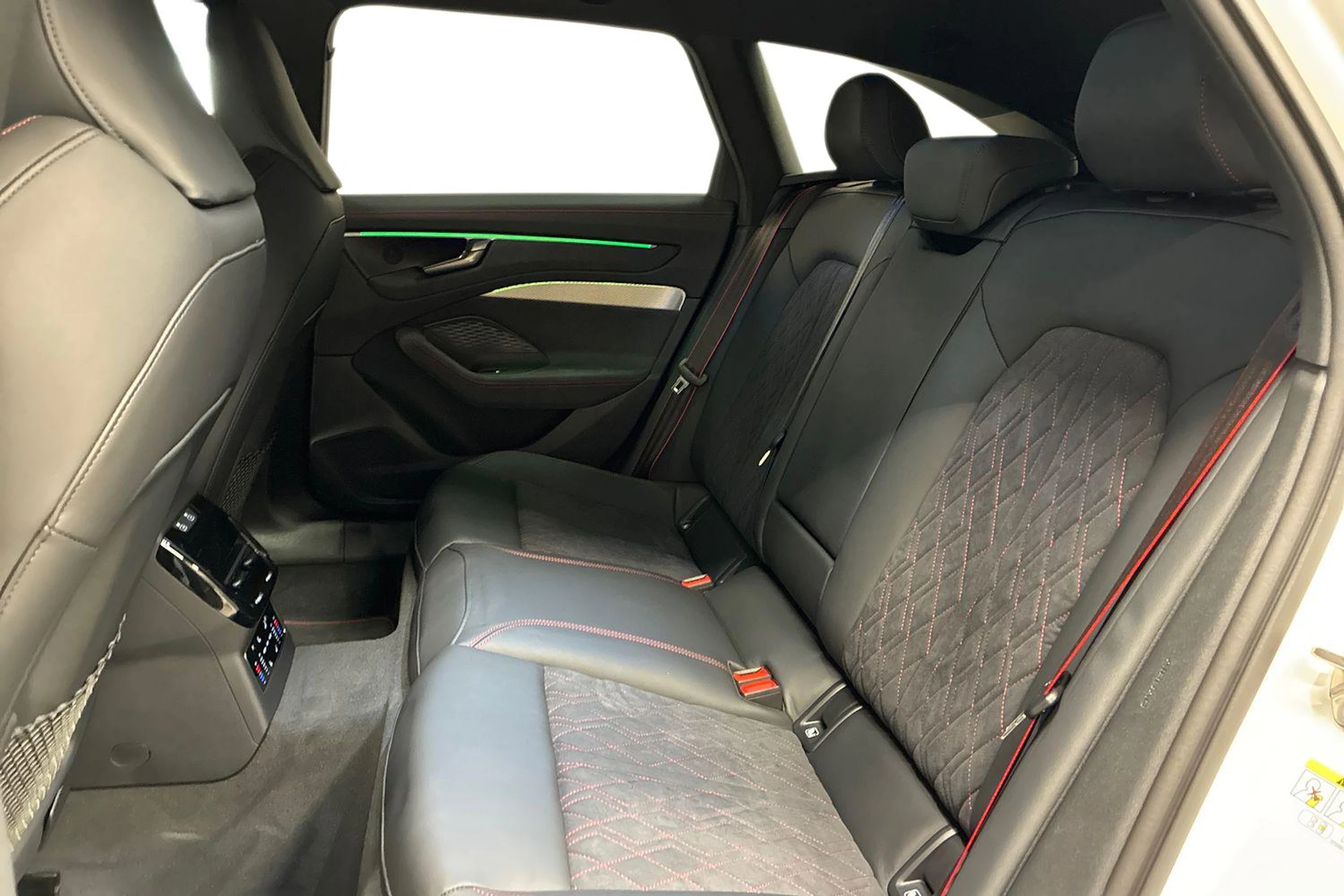 valkoinen Audi A6 2026 kuva 8.