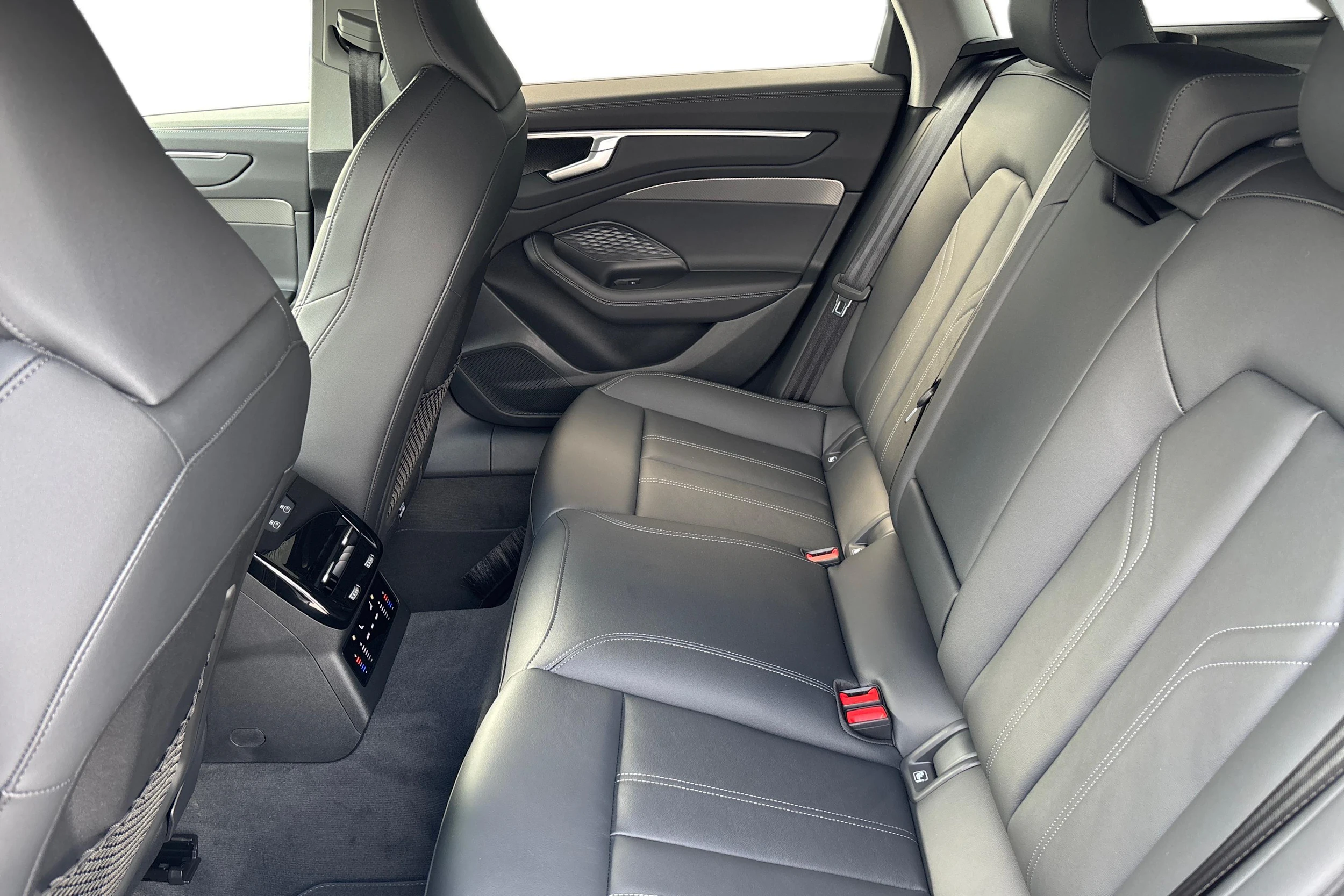 valkoinen Audi A6 2026 kuva 8.