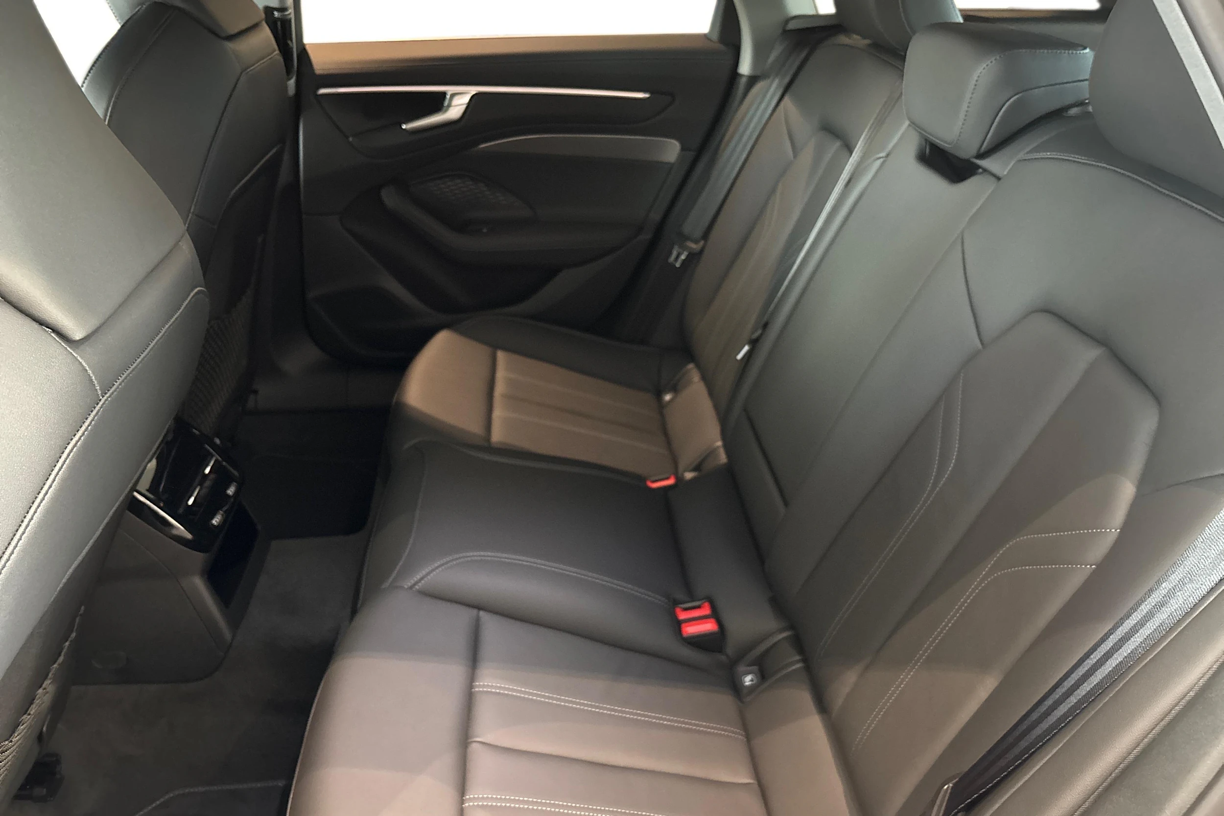 punainen Audi A6 2026 kuva 8.