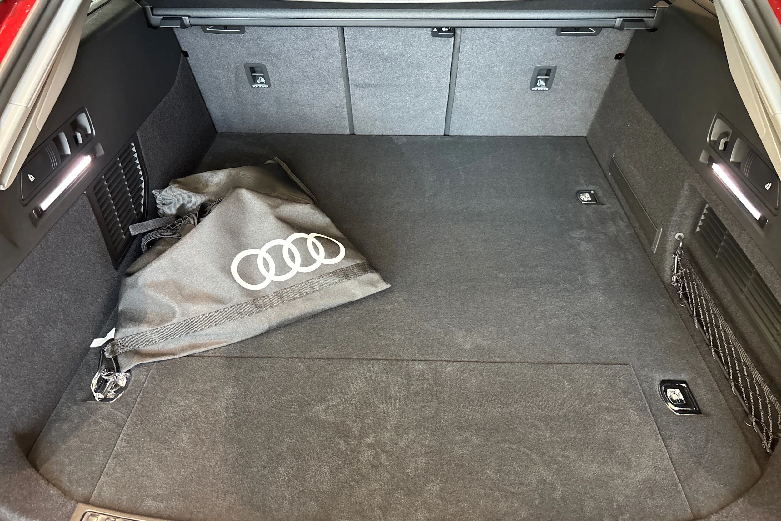 punainen Audi A6 2026 kuva 12.