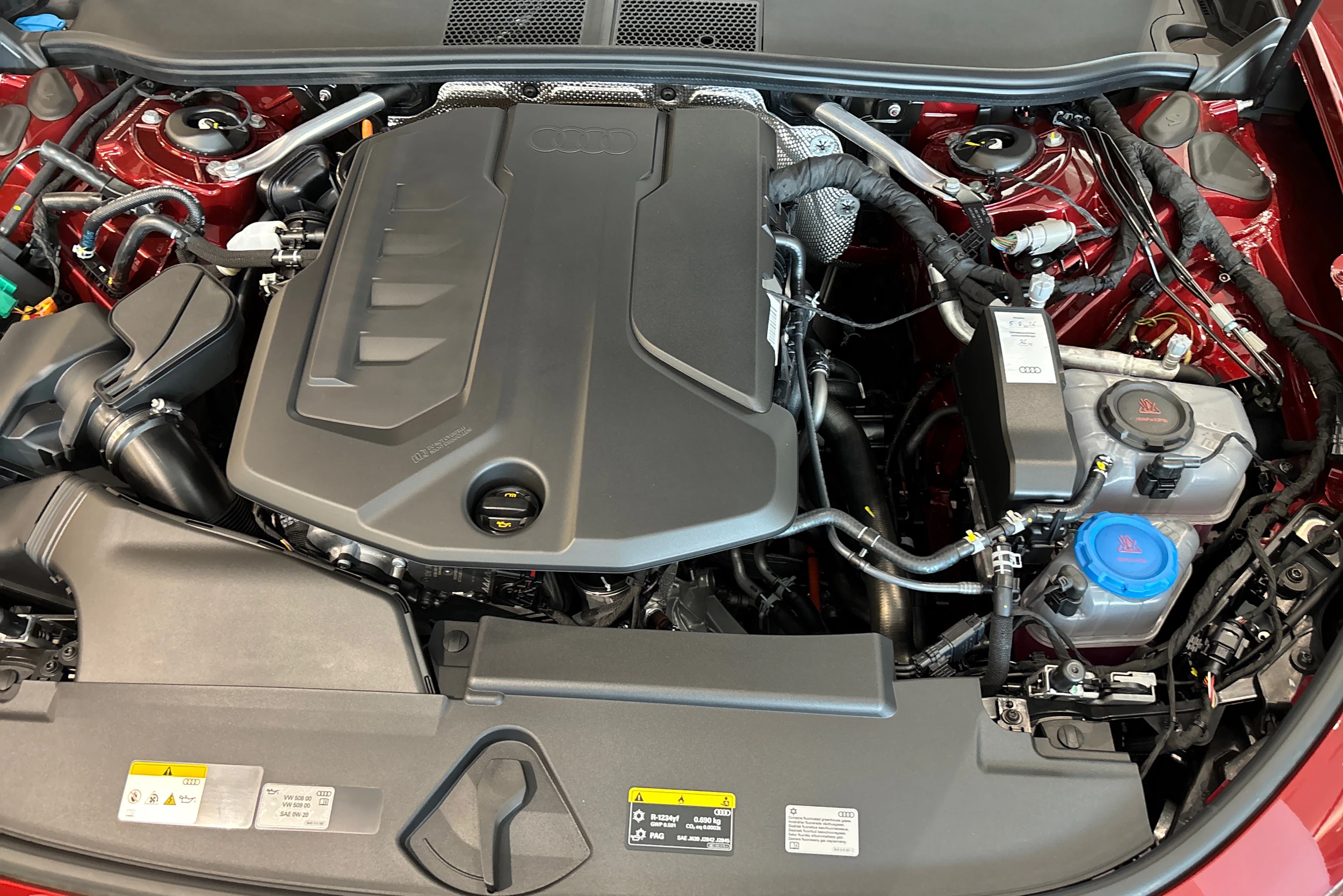 punainen Audi A6 2026 kuva 14.