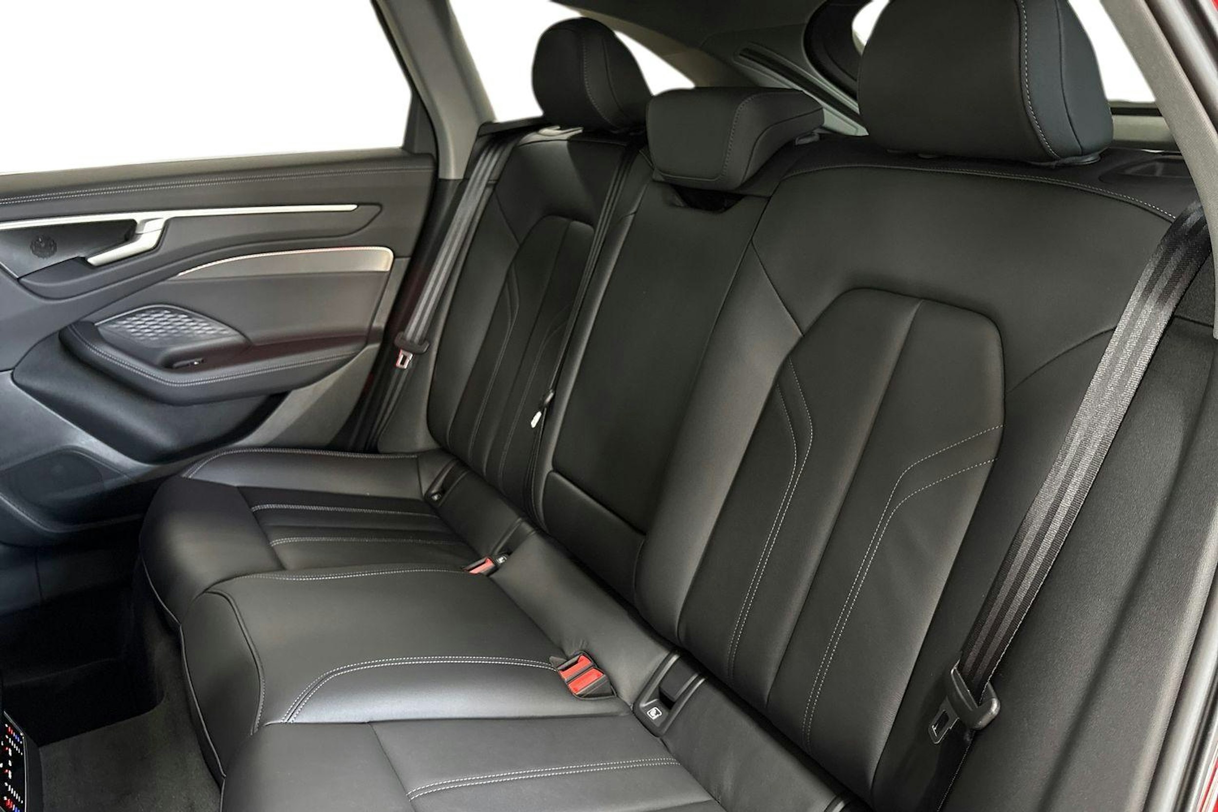 met. punainen Audi A6 2026 kuva 8.