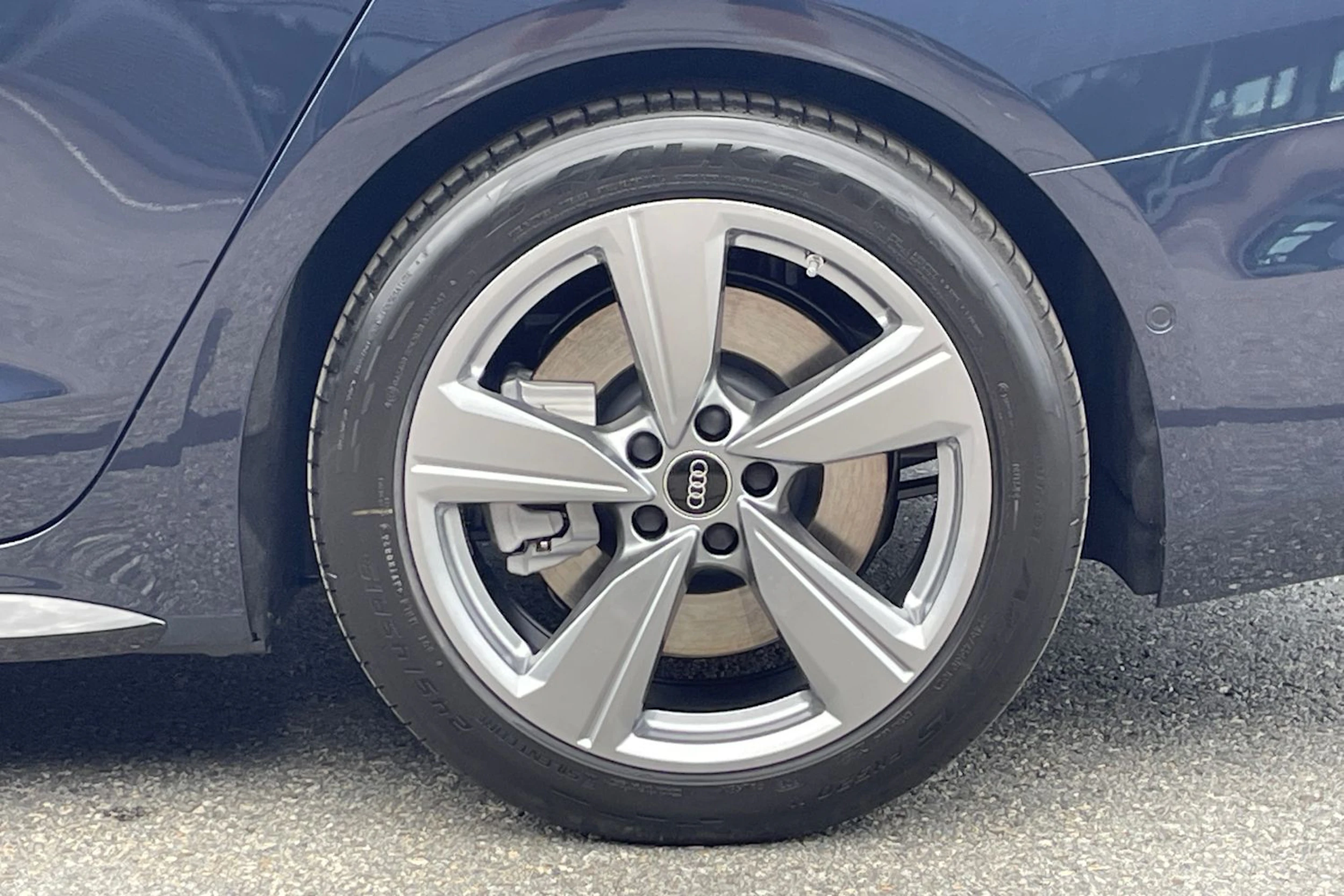 sininen Audi A6 2026 kuva 10.