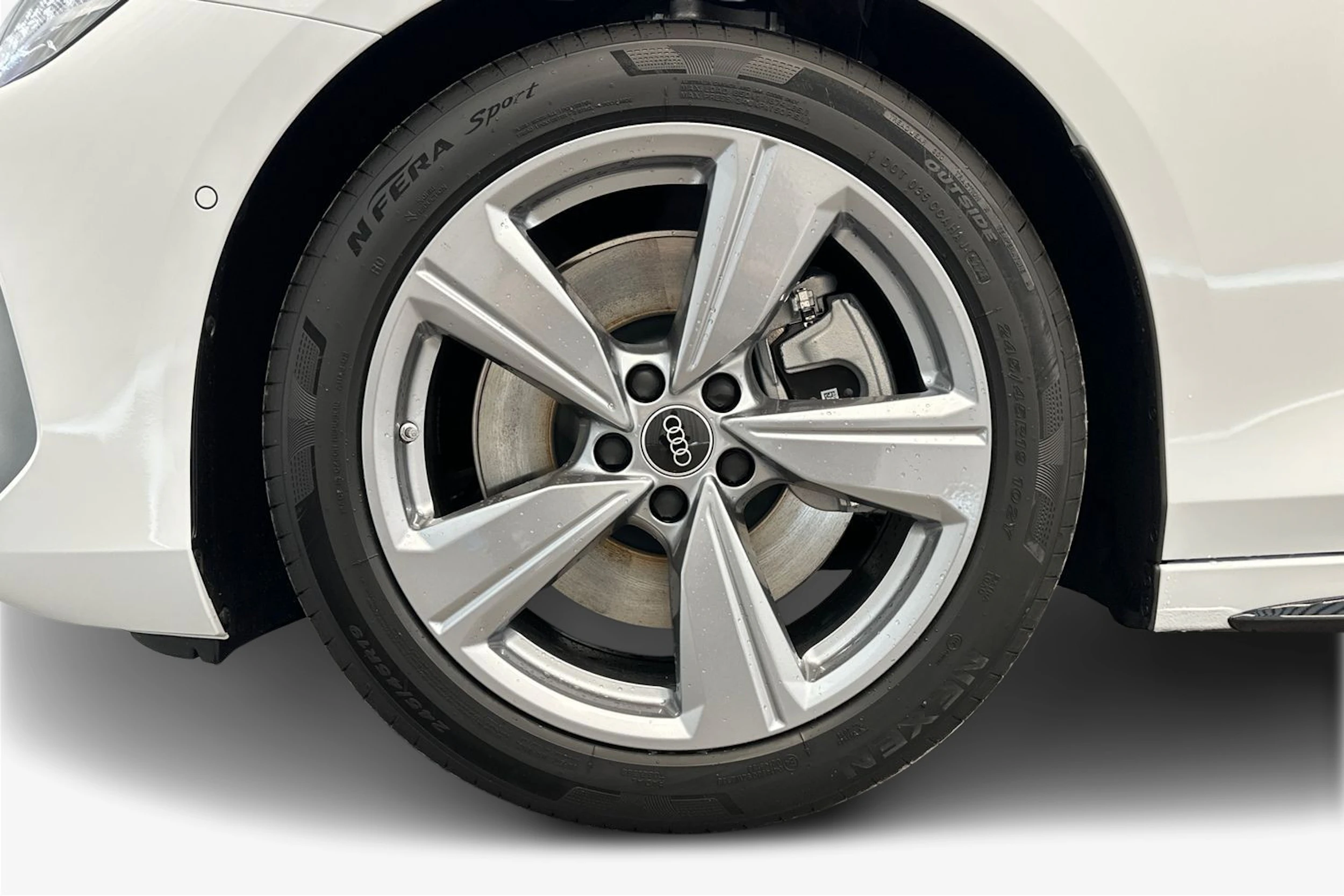 jäätikön valkoinen Audi A6 2026 kuva 9.