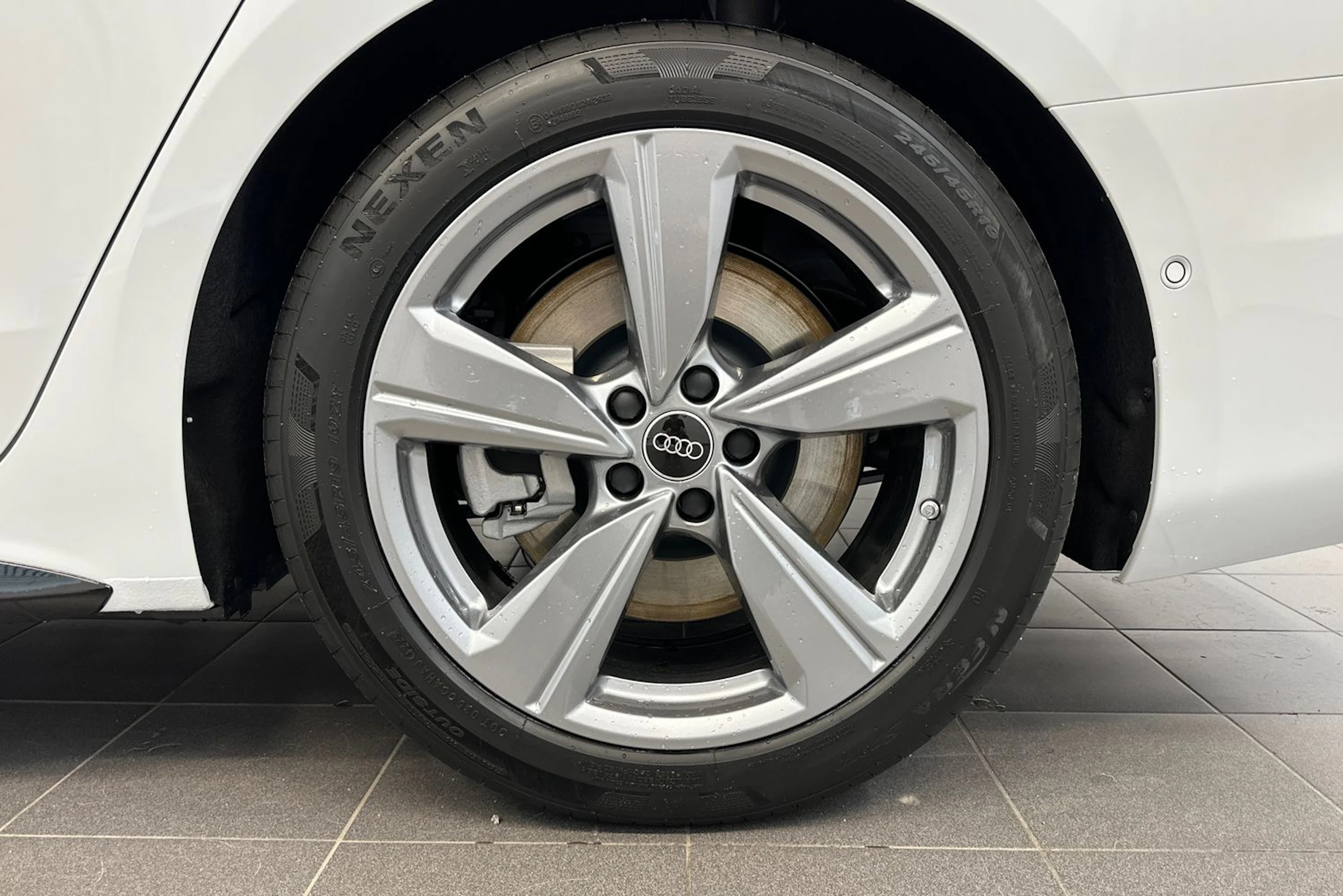 jäätikön valkoinen Audi A6 2026 kuva 10.