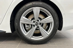jäätikön valkoinen Audi A6 2026 kuva 10.