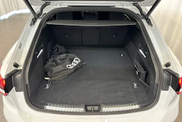 jäätikön valkoinen Audi A6 2026 kuva 11.