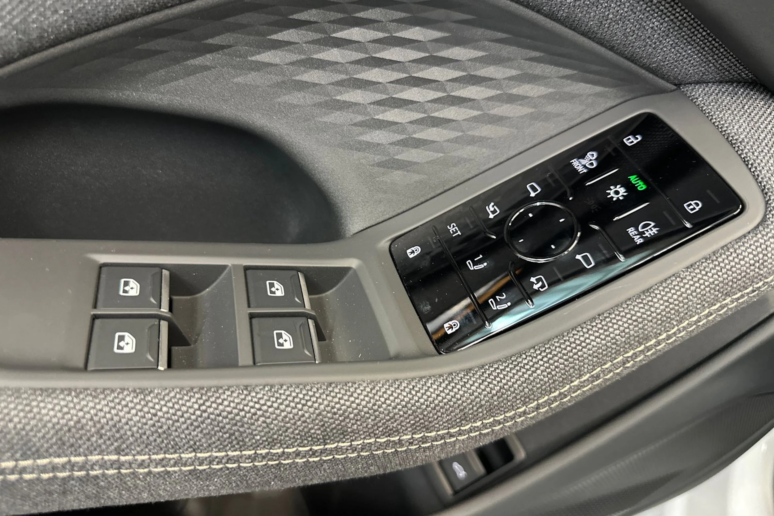 jäätikön valkoinen Audi A6 2026 kuva 15.