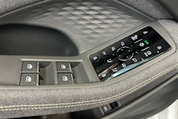 jäätikön valkoinen Audi A6 2026 kuva 15.