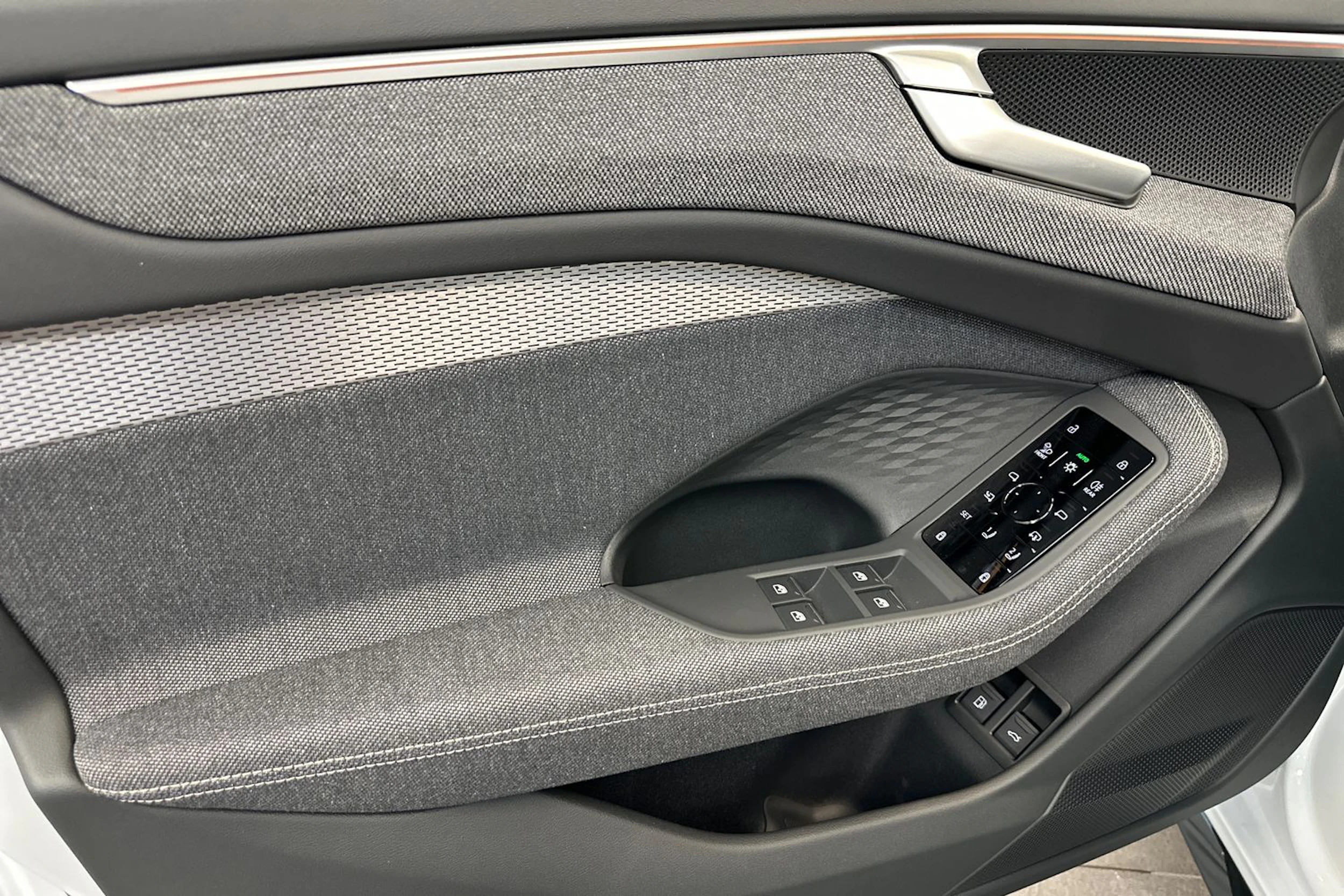 jäätikön valkoinen Audi A6 2026 kuva 17.