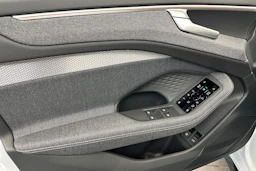 jäätikön valkoinen Audi A6 2026 kuva 17.