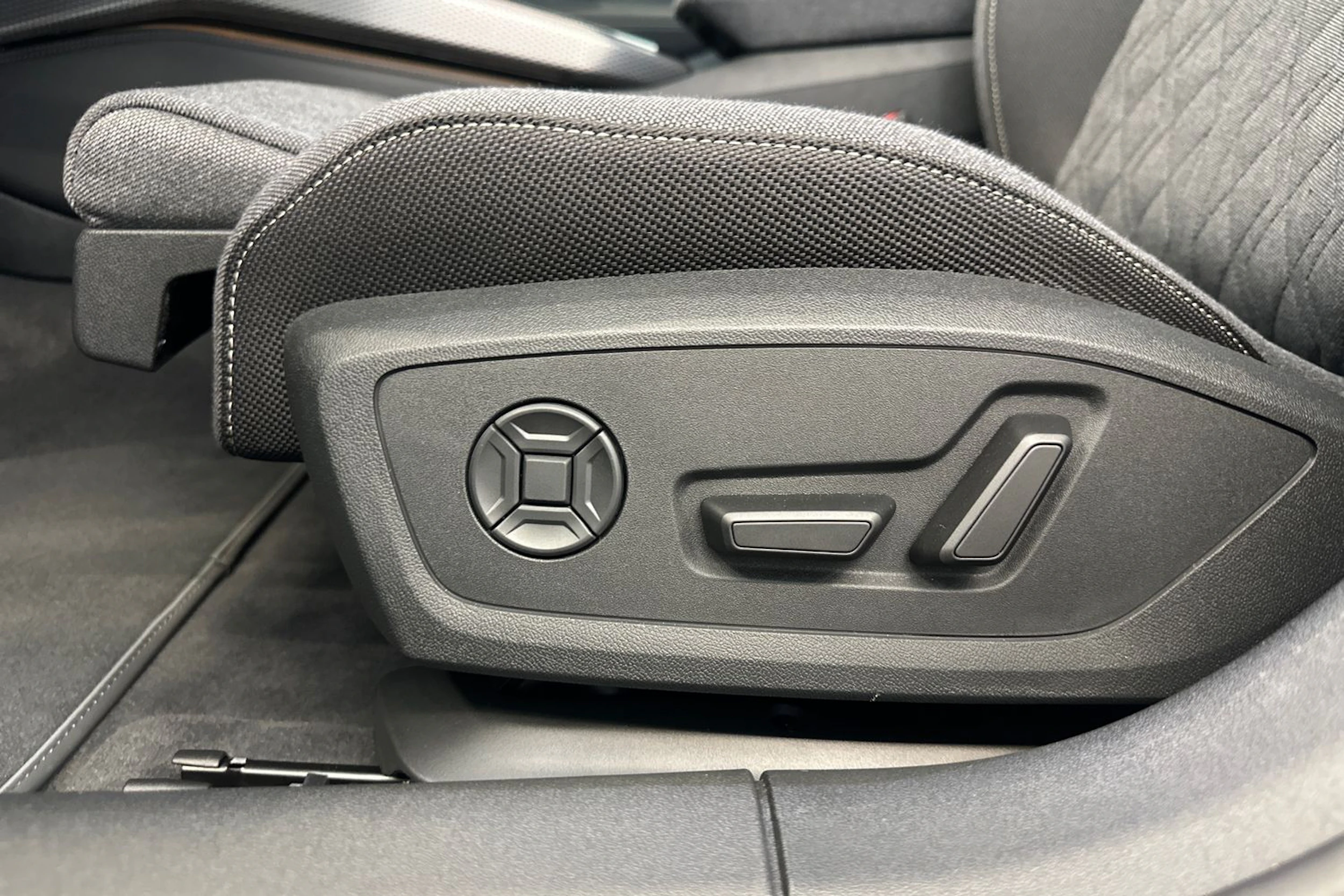 jäätikön valkoinen Audi A6 2026 kuva 18.