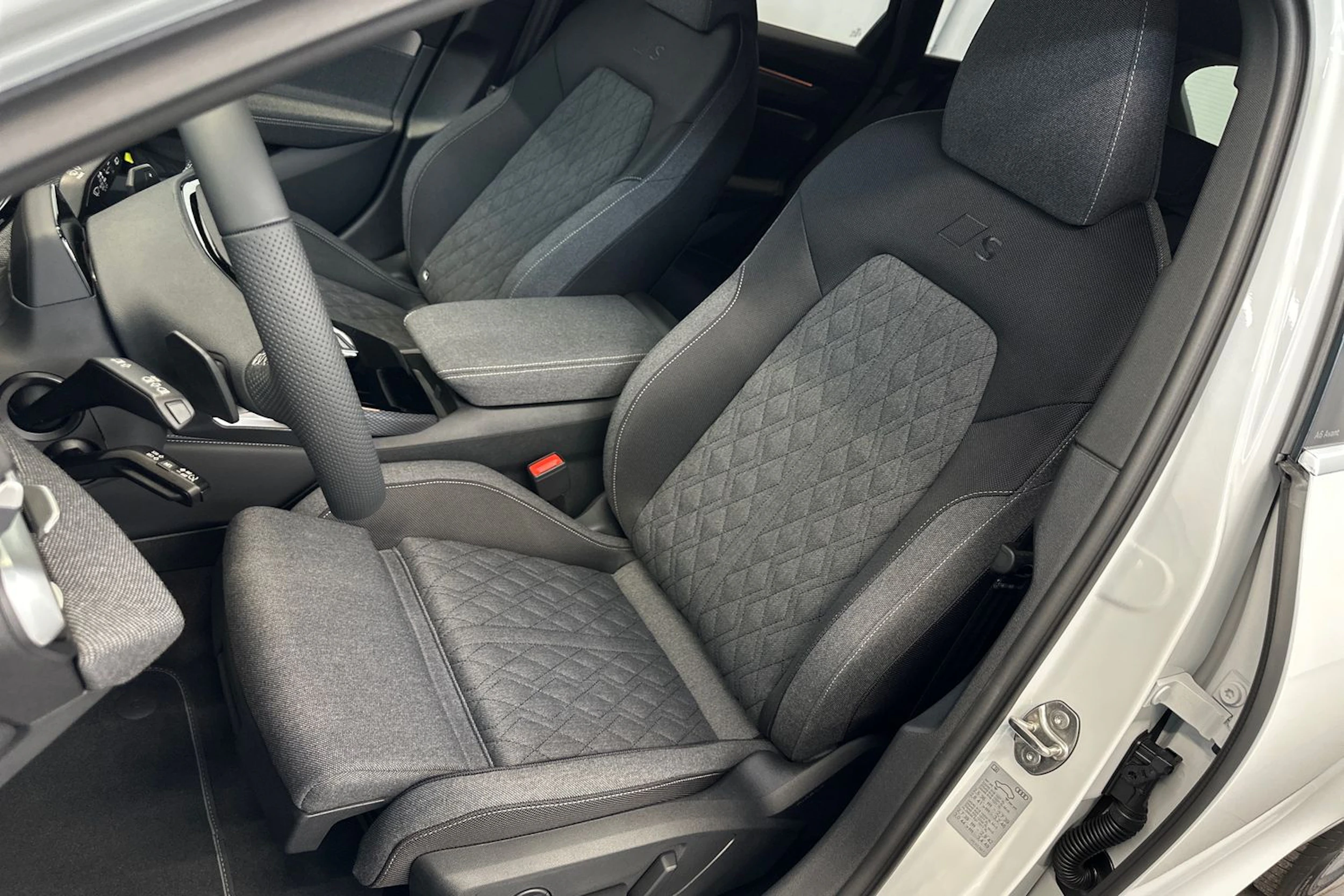 jäätikön valkoinen Audi A6 2026 kuva 19.