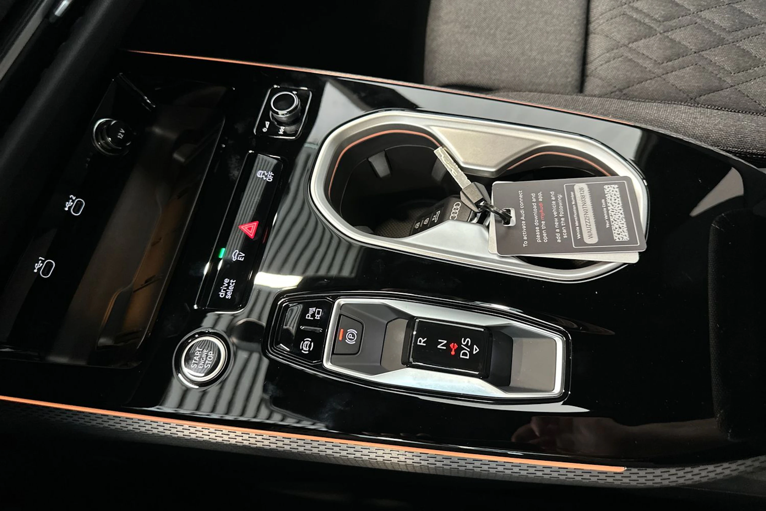jäätikön valkoinen Audi A6 2026 kuva 28.
