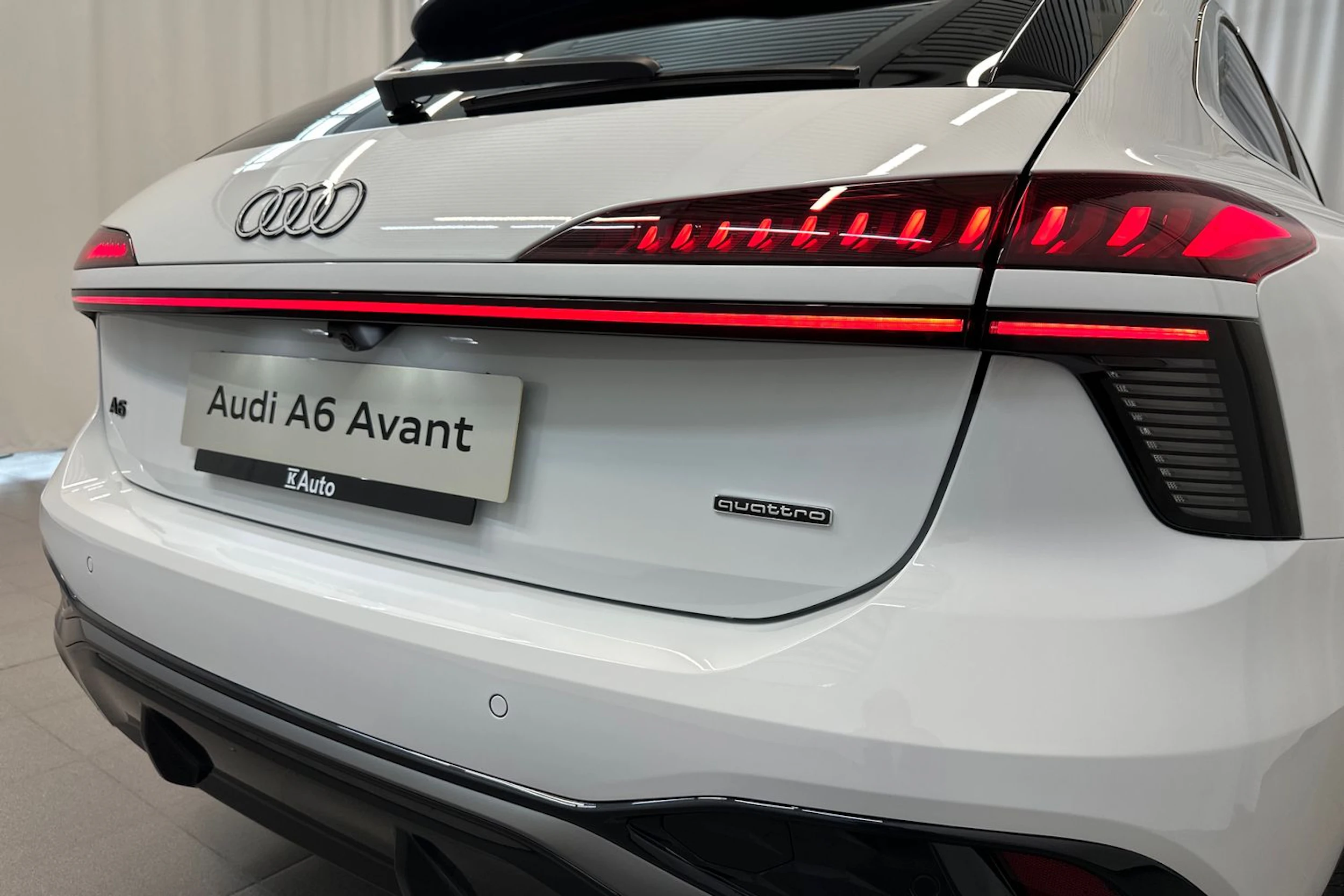 jäätikön valkoinen Audi A6 2026 kuva 33.