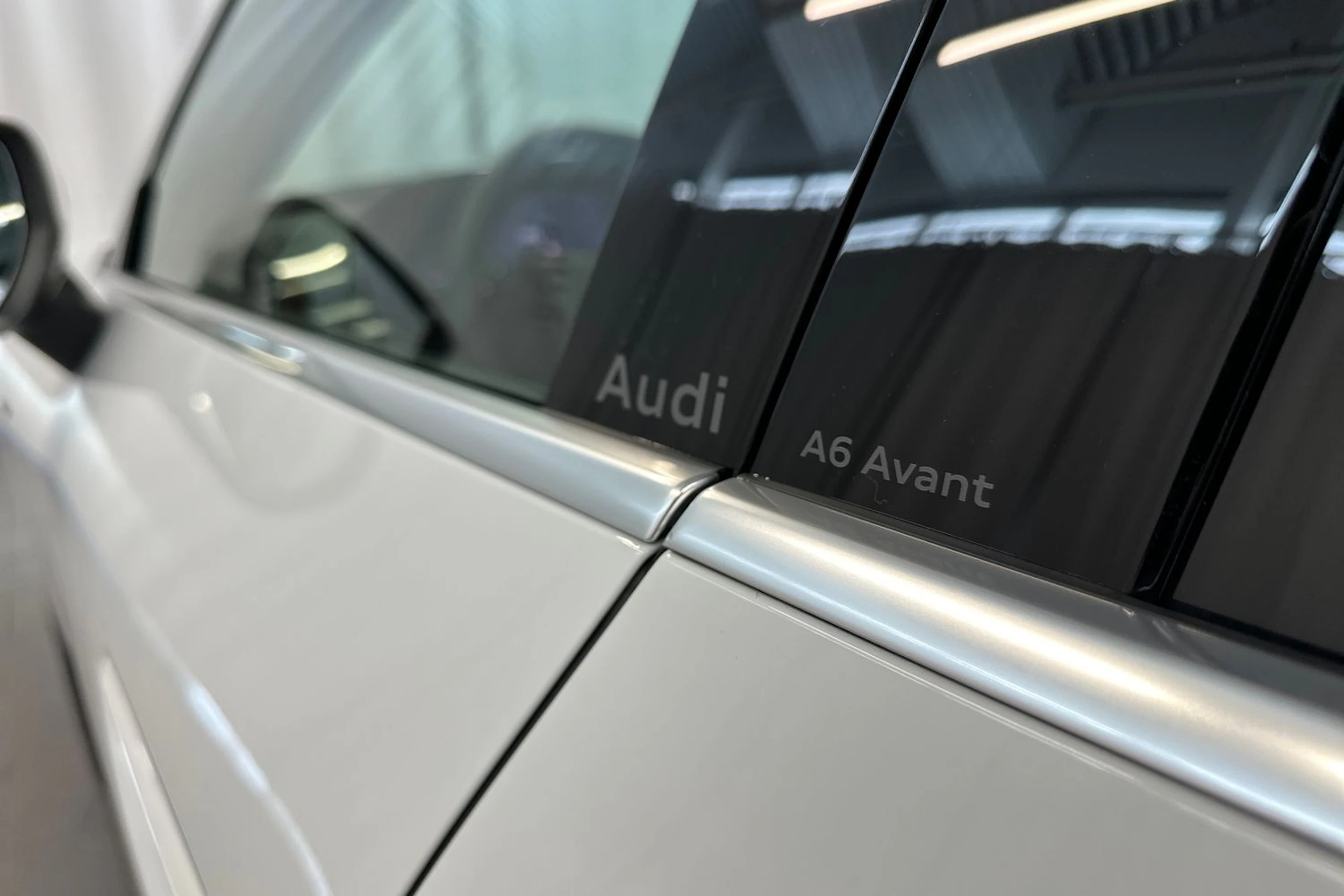 jäätikön valkoinen Audi A6 2026 kuva 34.