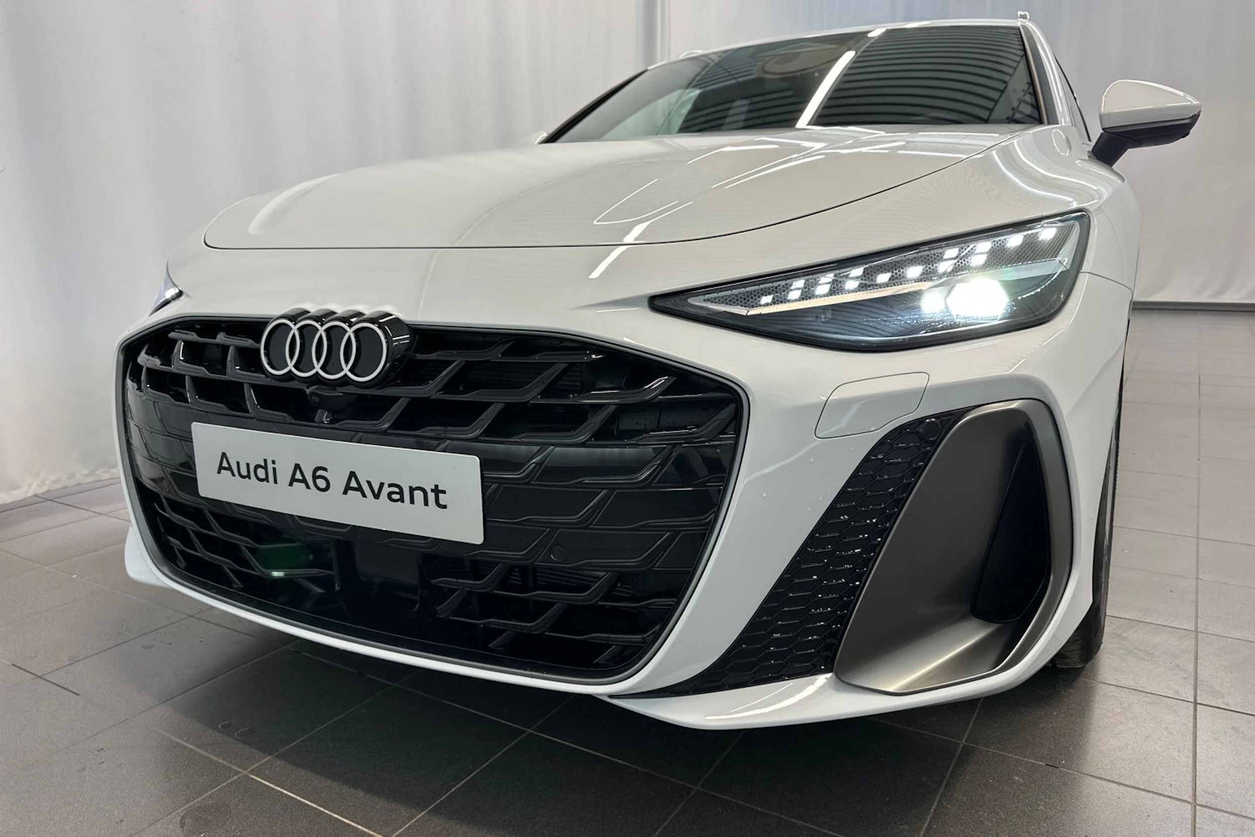 jäätikön valkoinen Audi A6 2026 kuva 36.