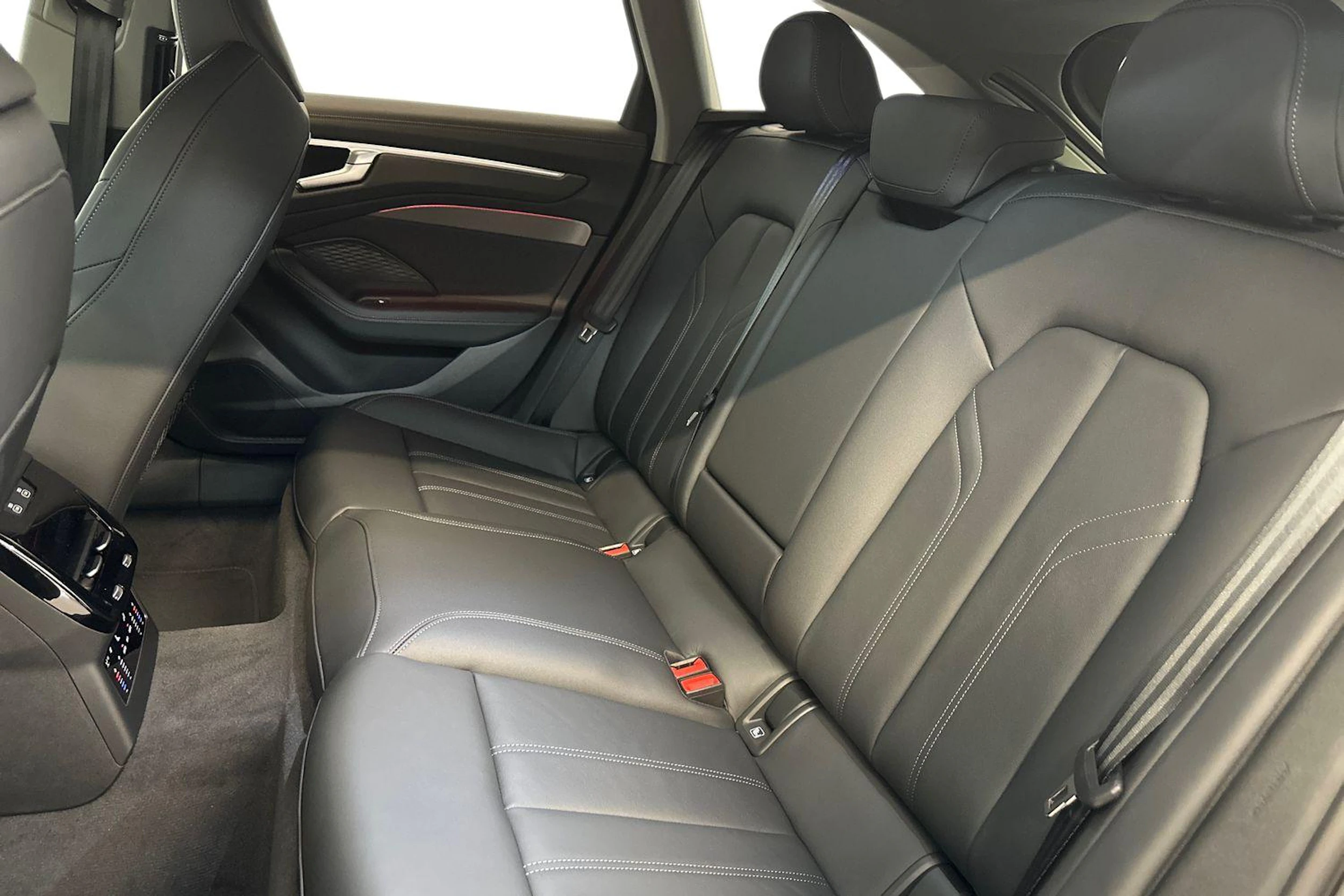 musta Audi A6 2026 kuva 8.